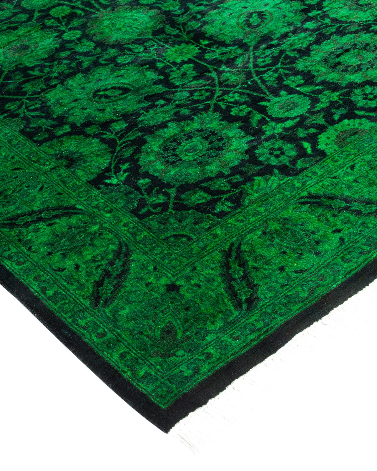 Les tapis Vibrance incarnent le classique avec une touche d'originalité : des motifs traditionnels surteints dans des couleurs éclatantes. Chaque tapis noué à la main est lavé dans une teinture botanique 100 % naturelle qui révèle les nuances