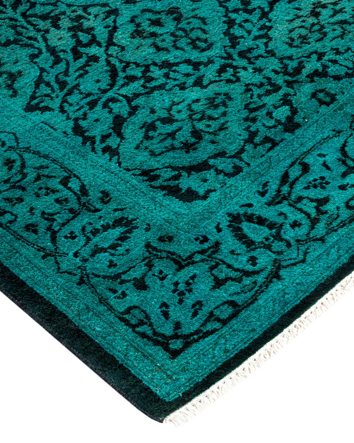 Les tapis Vibrance incarnent le classique avec une touche d'originalité : des motifs traditionnels surteints dans des couleurs éclatantes. Chaque tapis noué à la main est lavé dans une teinture botanique 100 % naturelle qui révèle les nuances