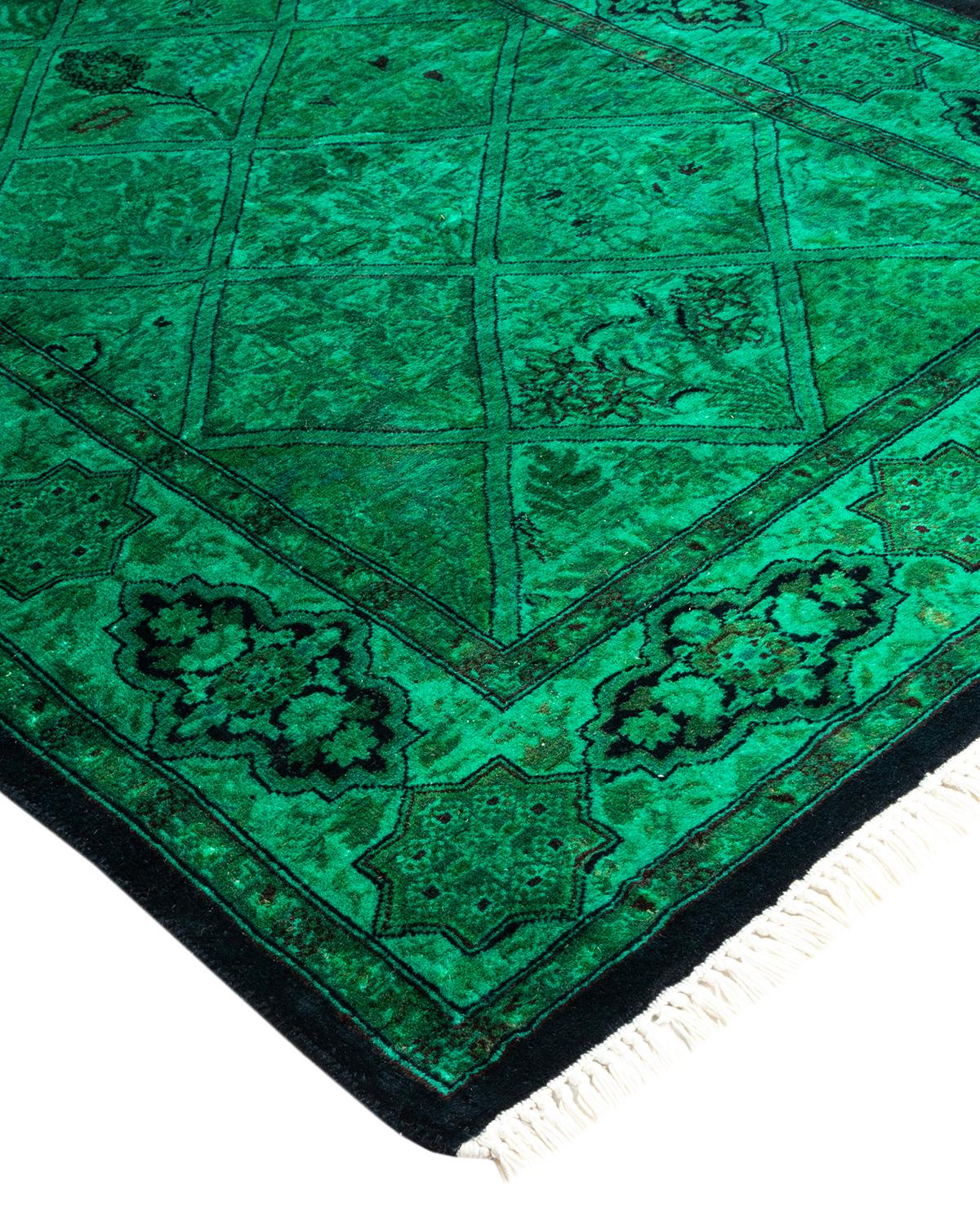 Les tapis Vibrance incarnent le classique avec une touche d'originalité : des motifs traditionnels surteints dans des couleurs éclatantes. Chaque tapis noué à la main est lavé dans une teinture botanique 100 % naturelle qui révèle les nuances