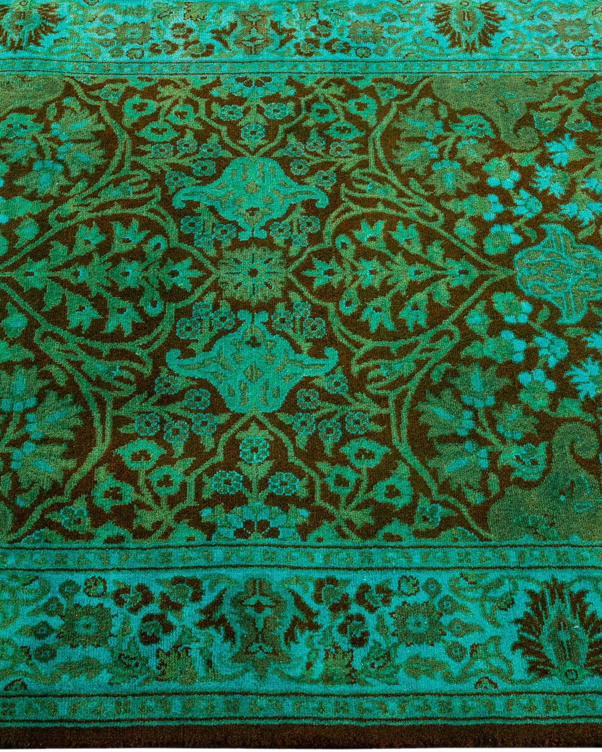 Chemin de table contemporain en laine surteinte nouée à la main, de couleur verte Neuf - En vente à Norwalk, CT
