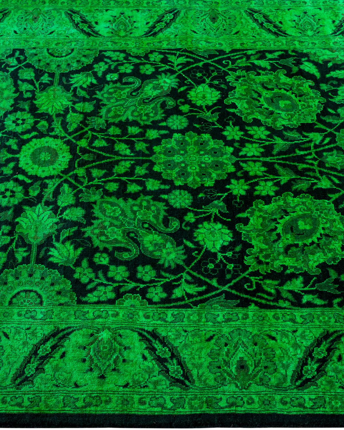 Chemin de table contemporain en laine surteinte nouée à la main, de couleur verte Neuf - En vente à Norwalk, CT