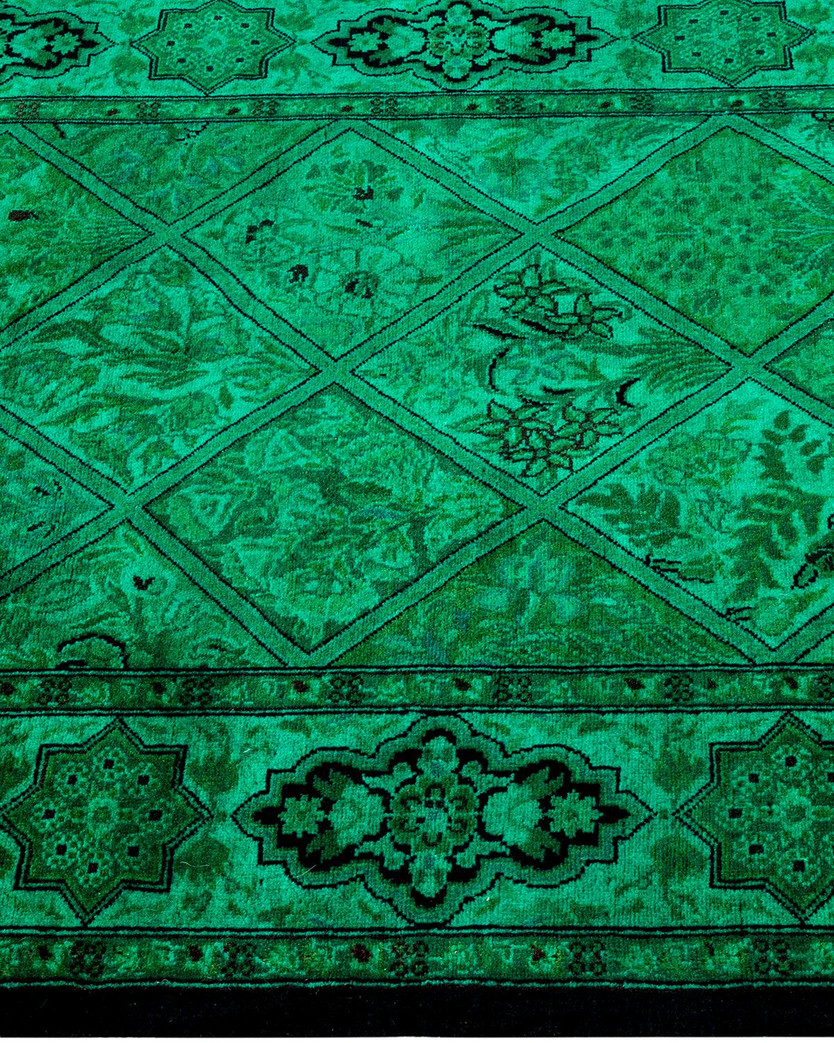Chemin de table contemporain en laine surteinte nouée à la main, de couleur verte Neuf - En vente à Norwalk, CT