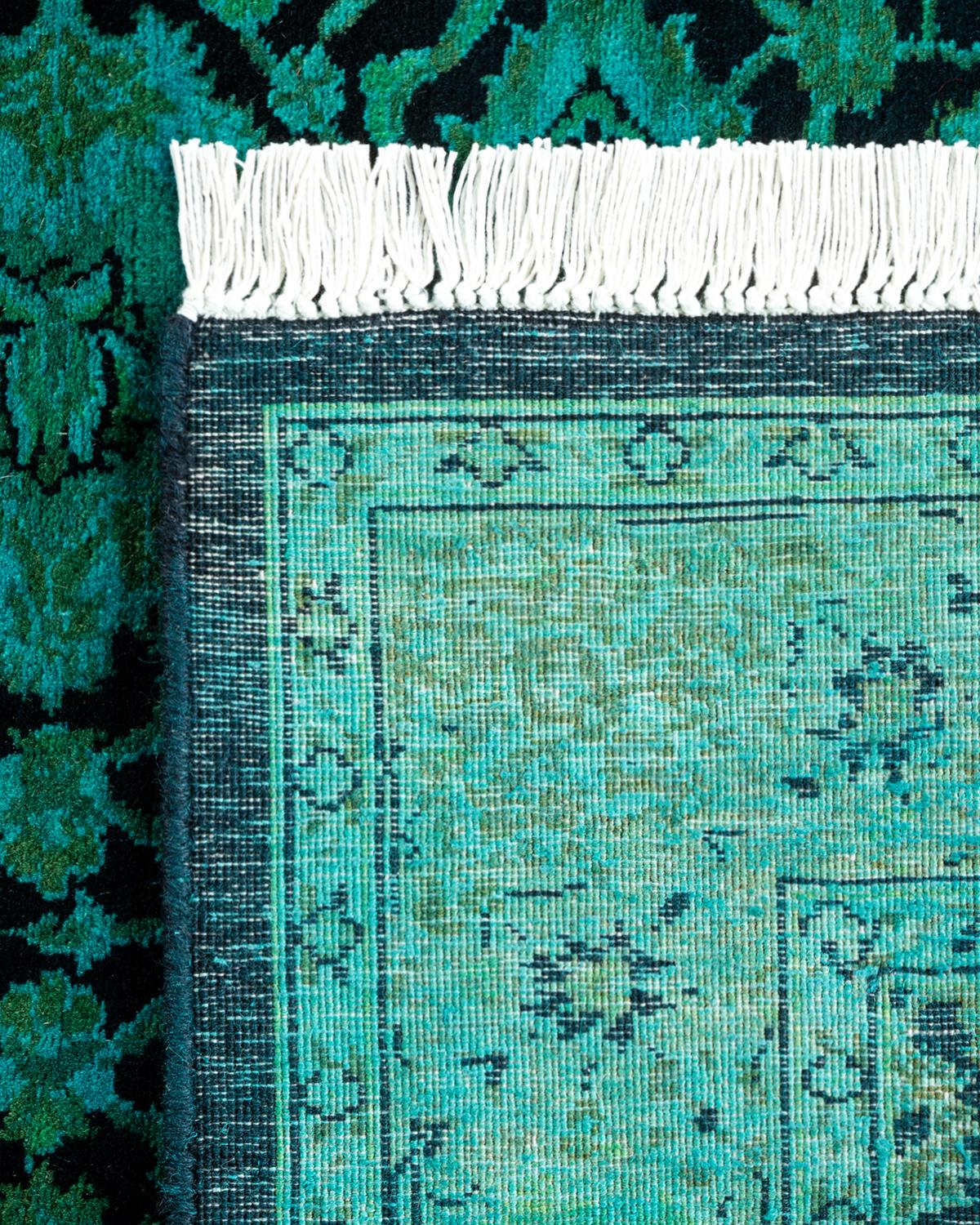 XXIe siècle et contemporain Chemin de table contemporain en laine surteinte nouée à la main, de couleur verte en vente