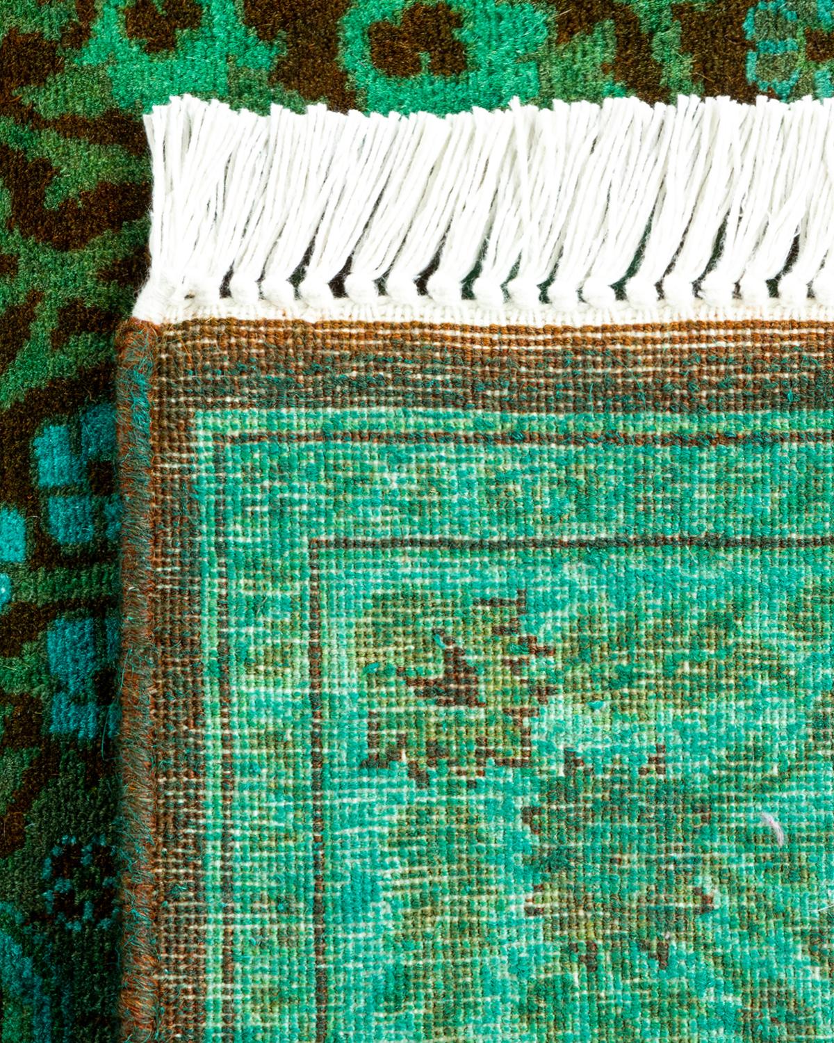 XXIe siècle et contemporain Chemin de table contemporain en laine surteinte nouée à la main, de couleur verte en vente