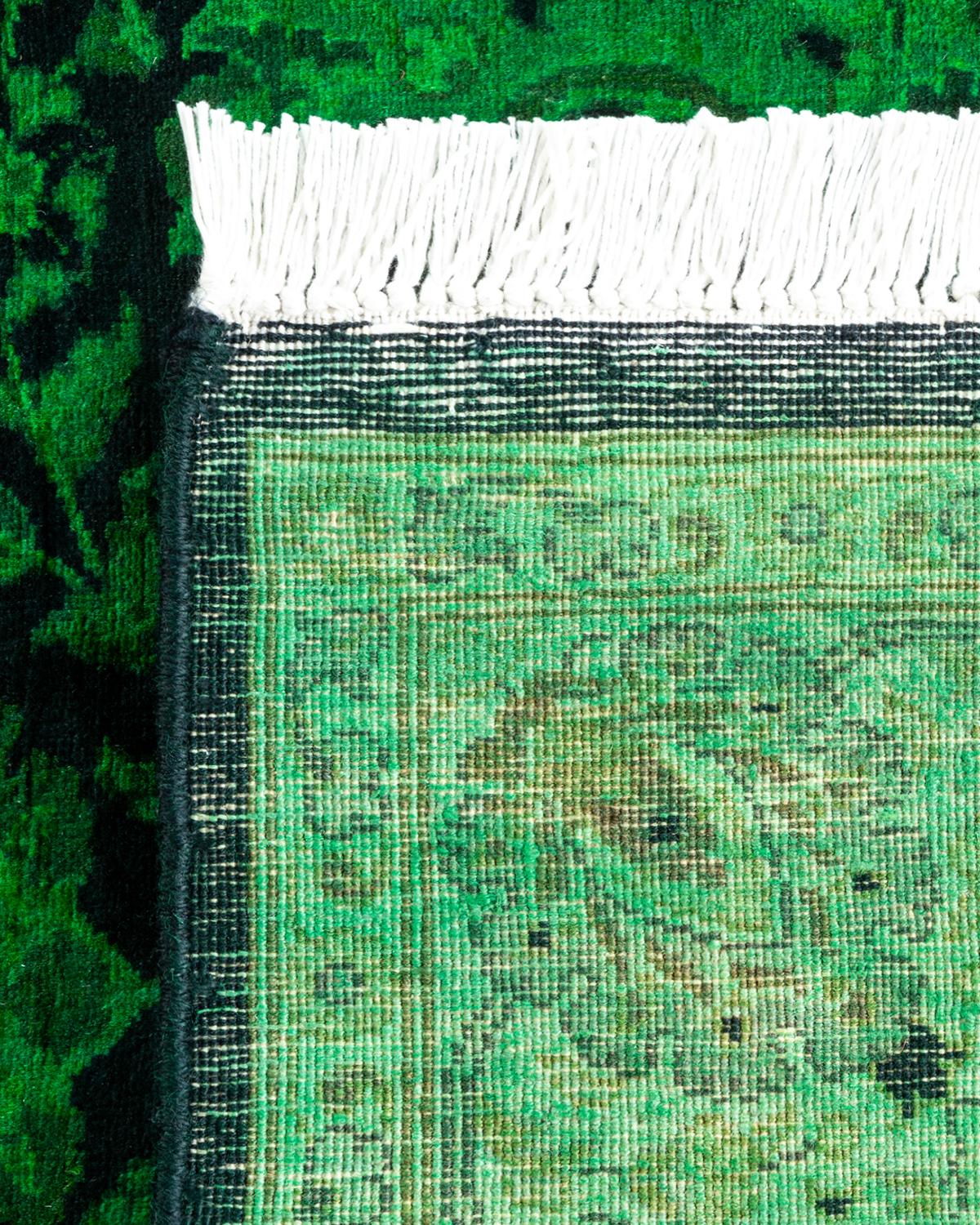 XXIe siècle et contemporain Chemin de table contemporain en laine surteinte nouée à la main, de couleur verte en vente