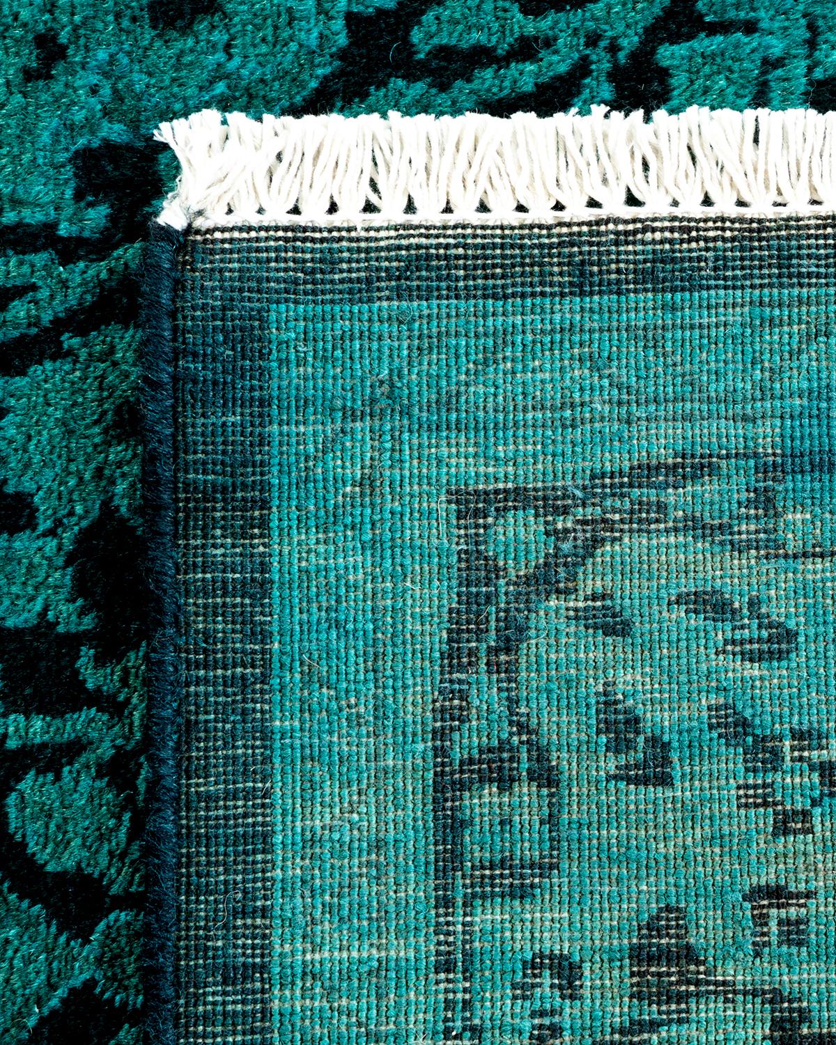 XXIe siècle et contemporain Chemin de table contemporain en laine surteinte nouée à la main, de couleur verte en vente