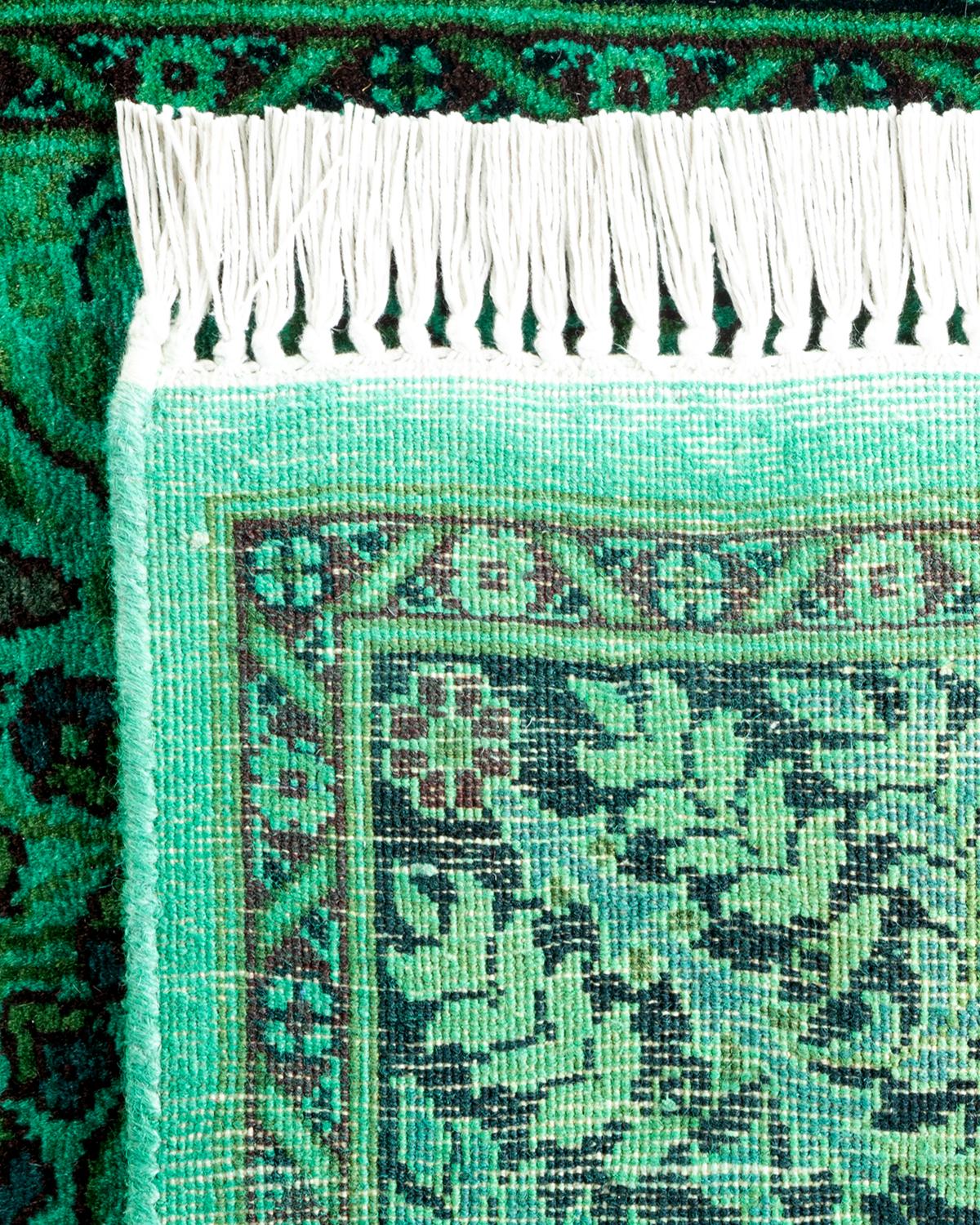 XXIe siècle et contemporain Chemin de table contemporain en laine surteinte nouée à la main, de couleur verte en vente