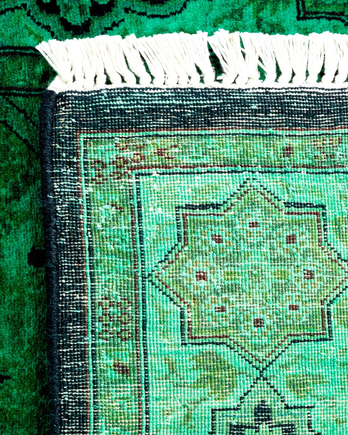 XXIe siècle et contemporain Chemin de table contemporain en laine surteinte nouée à la main, de couleur verte en vente