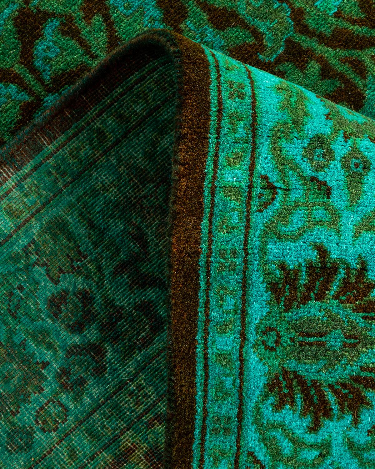 Laine Chemin de table contemporain en laine surteinte nouée à la main, de couleur verte en vente