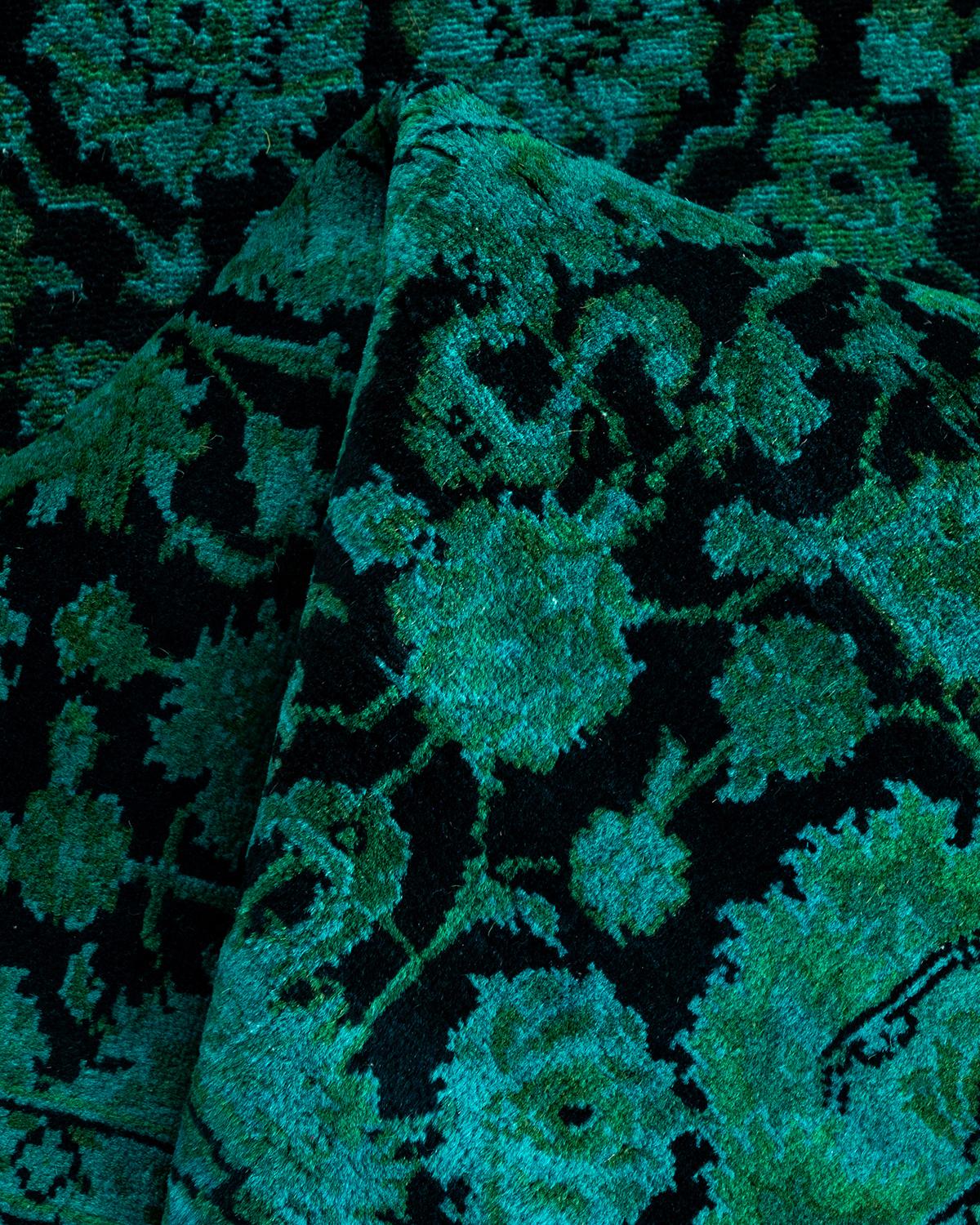 Chemin de table contemporain en laine surteinte nouée à la main, de couleur verte en vente 1