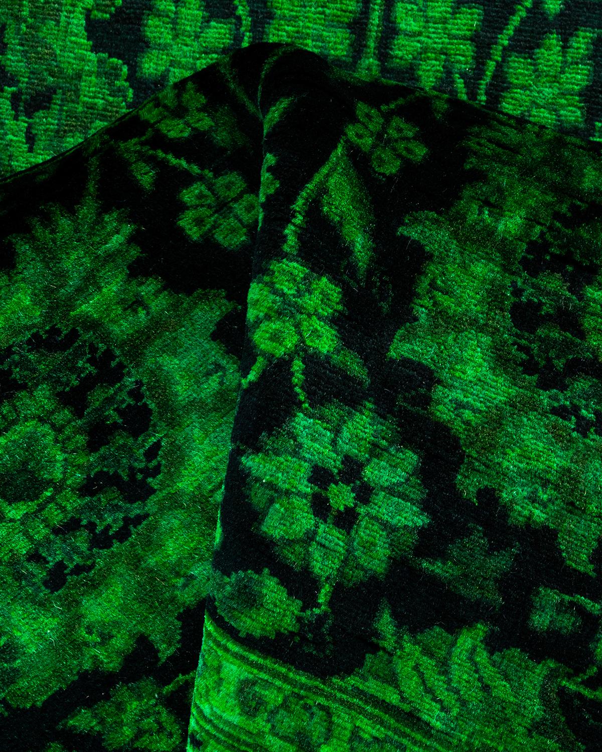 Chemin de table contemporain en laine surteinte nouée à la main, de couleur verte en vente 1