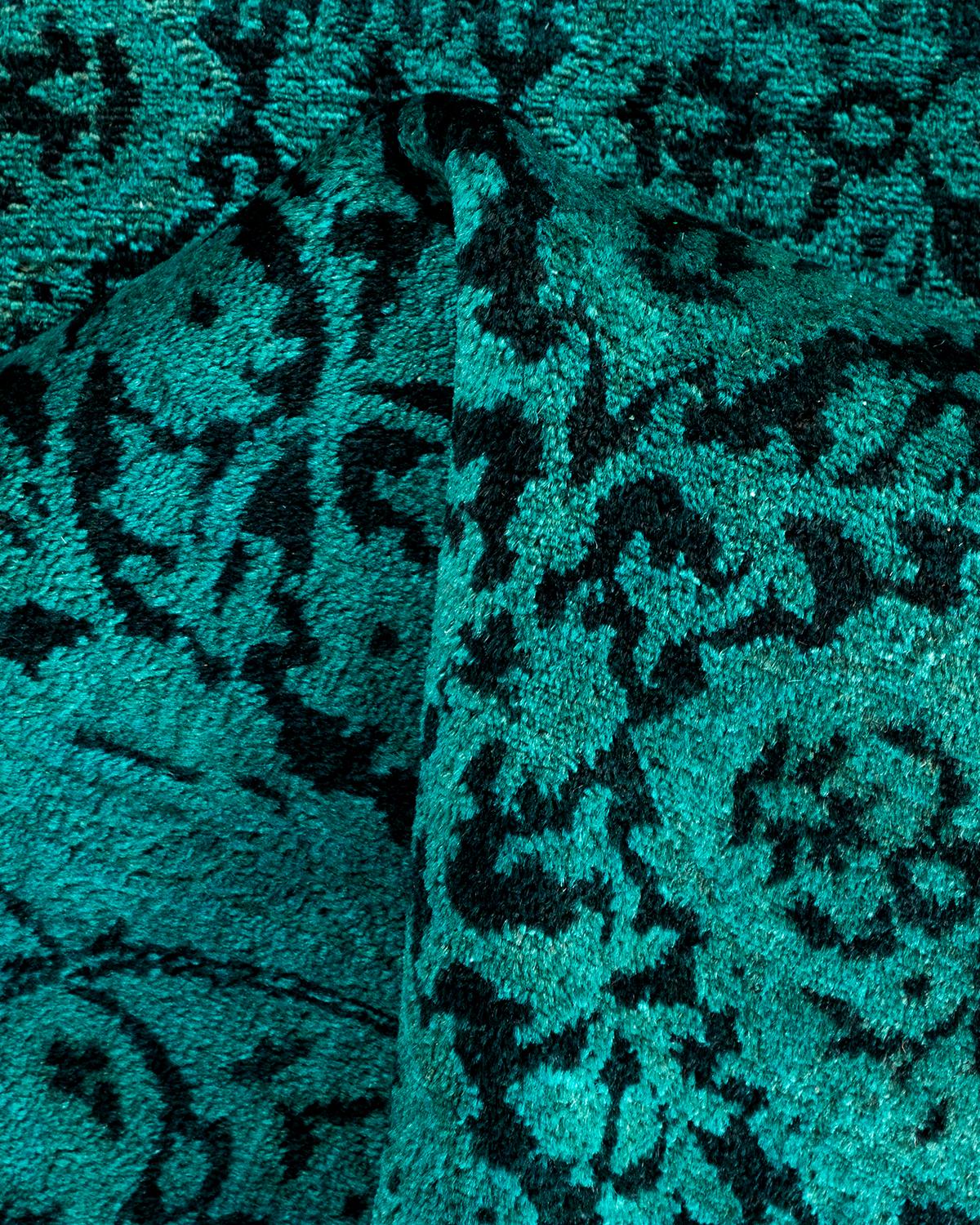 Chemin de table contemporain en laine surteinte nouée à la main, de couleur verte en vente 1