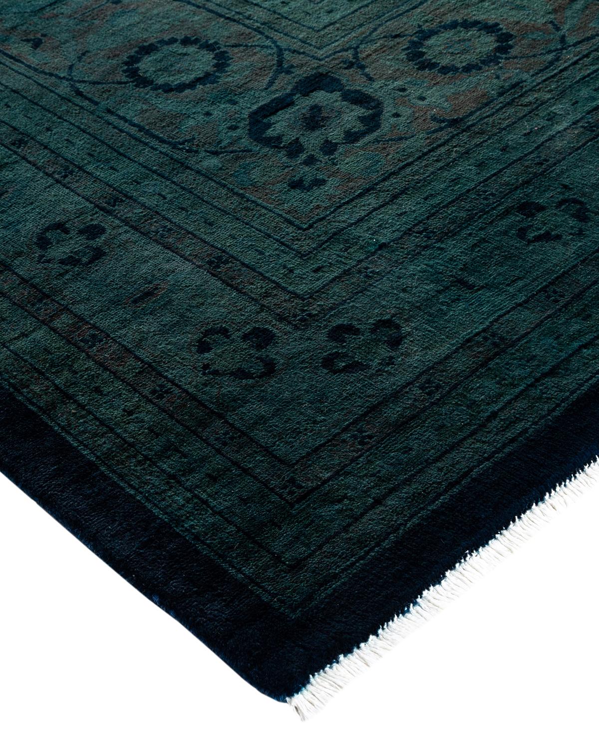 Les tapis Vibrance incarnent le classique avec une touche d'originalité : des motifs traditionnels surteints dans des couleurs éclatantes. Chaque tapis noué à la main est lavé dans une teinture botanique 100 % naturelle qui révèle les nuances