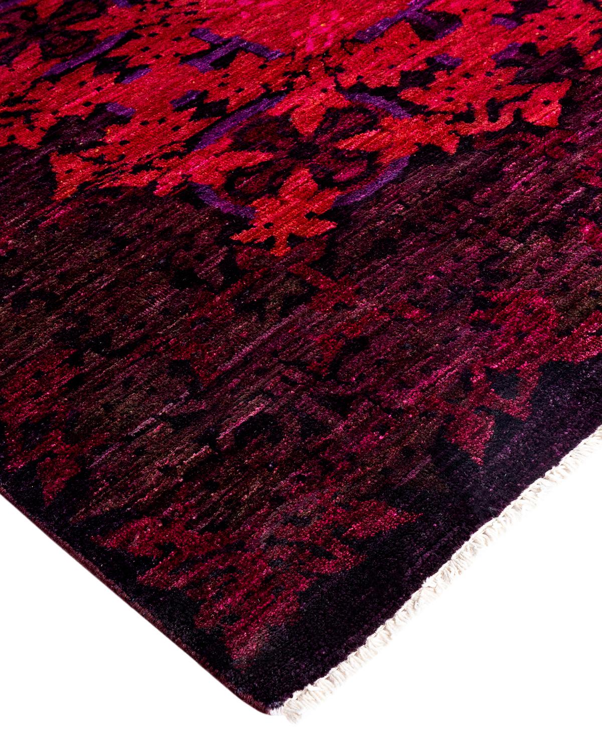 Les tapis Vibrance incarnent le classique avec une touche d'originalité : des motifs traditionnels surteints dans des couleurs éclatantes. Chaque tapis noué à la main est lavé dans une teinture botanique 100 % naturelle qui révèle les nuances