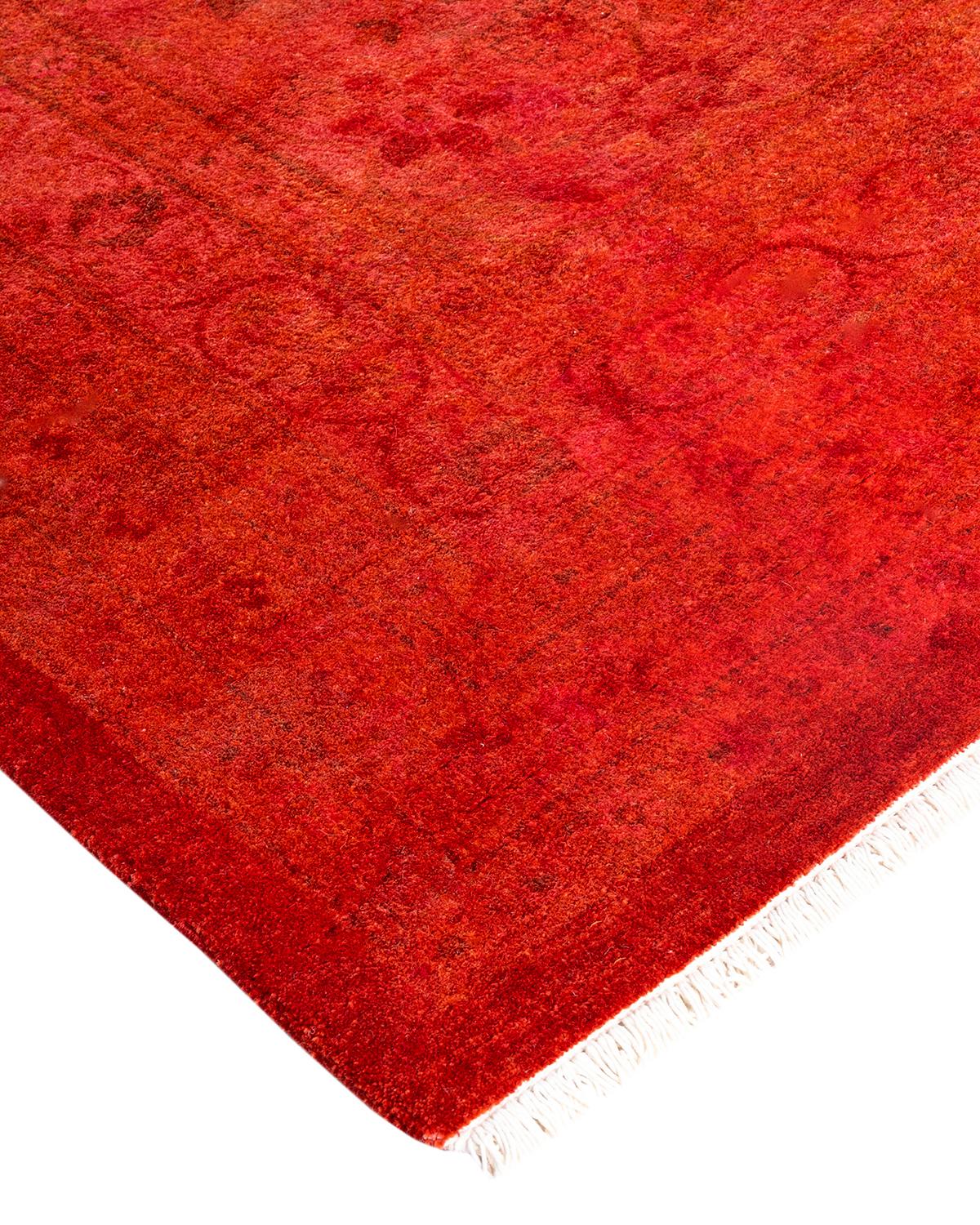 Les tapis Vibrance incarnent le classique avec une touche d'originalité : des motifs traditionnels surteints dans des couleurs éclatantes. Chaque tapis noué à la main est lavé dans une teinture botanique 100 % naturelle qui révèle les nuances