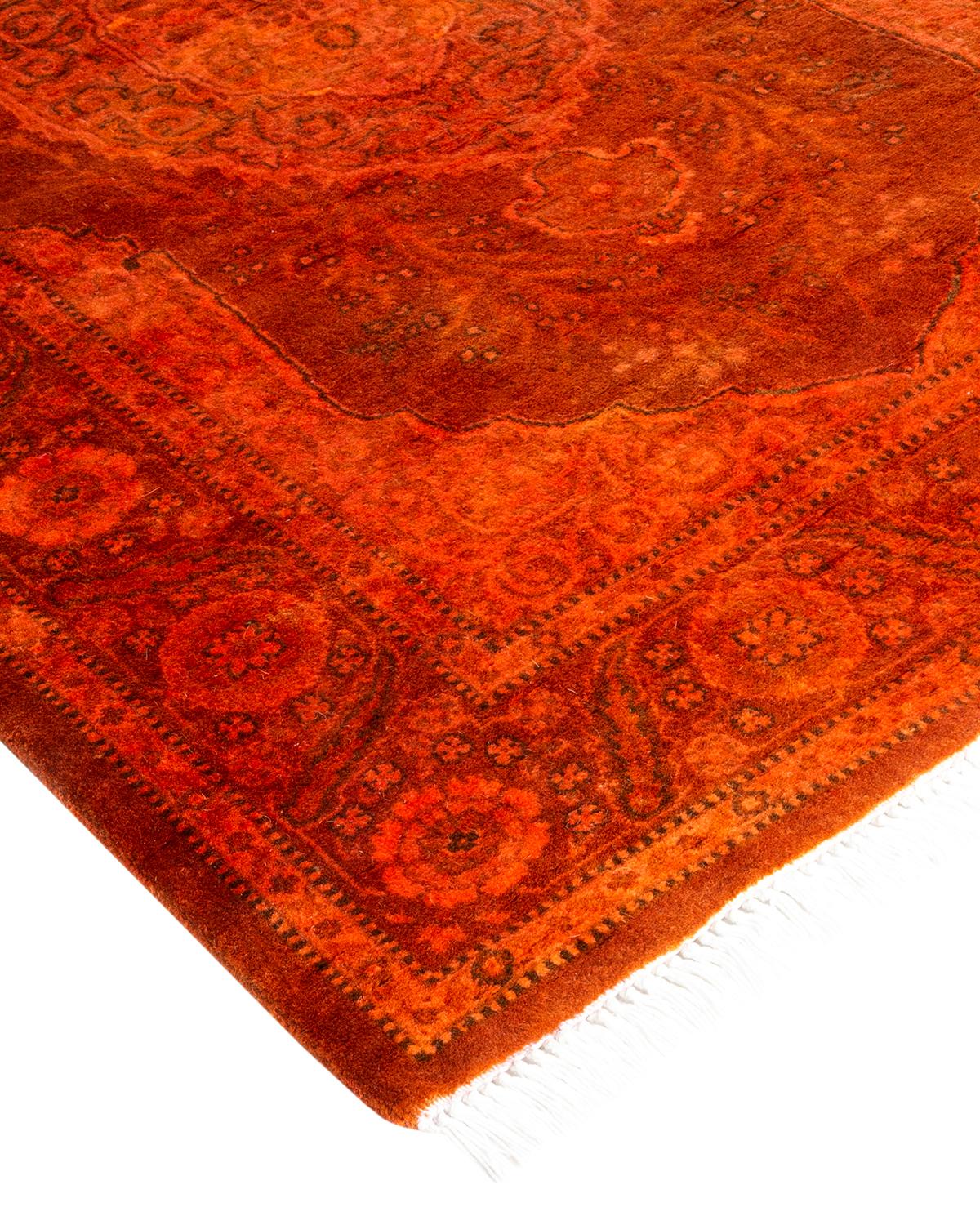 I tappeti Vibrance rappresentano il classico con un tocco di classe: motivi tradizionali sovratinti con colori brillanti. Ogni tappeto annodato a mano viene lavato con una tintura botanica 100% naturale che rivela le sfumature nascoste degli am