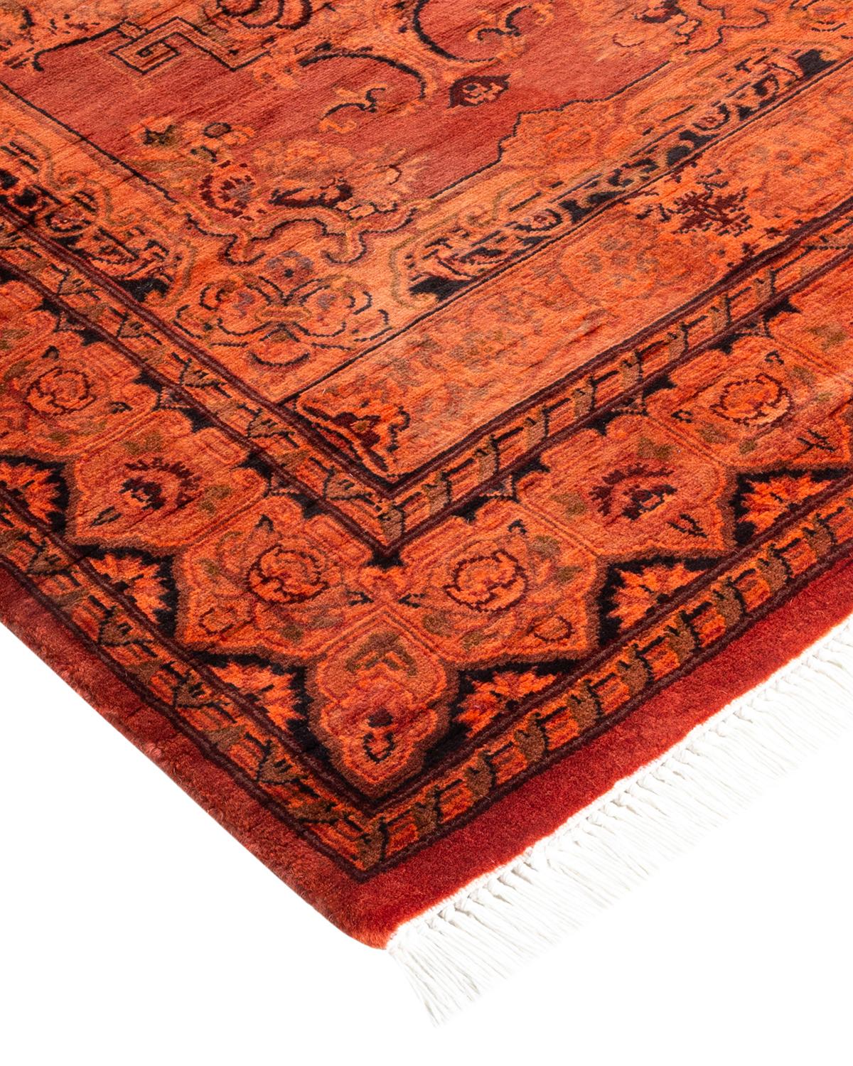Les tapis Vibrance incarnent le classique avec une touche d'originalité : des motifs traditionnels surteints dans des couleurs éclatantes. Chaque tapis noué à la main est lavé dans une teinture botanique 100 % naturelle qui révèle les nuances