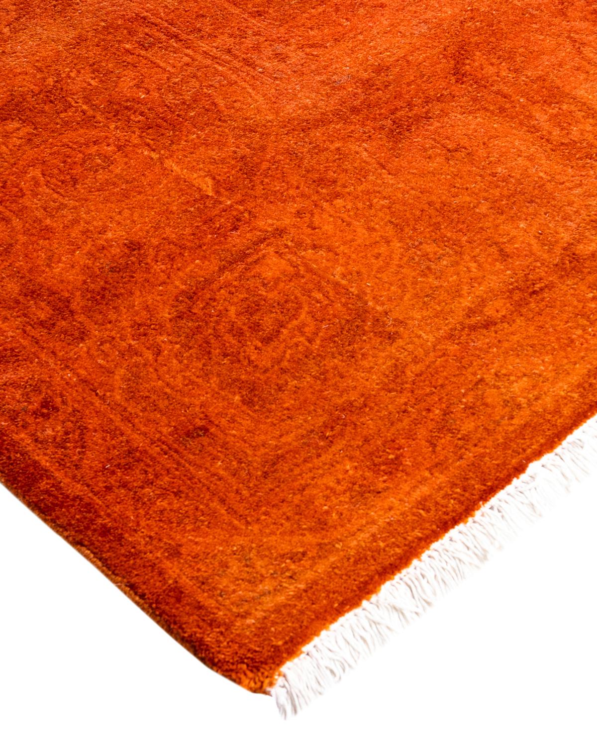 Les tapis Vibrance incarnent le classique avec une touche d'originalité : des motifs traditionnels surteints dans des couleurs éclatantes. Chaque tapis noué à la main est lavé dans une teinture botanique 100 % naturelle qui révèle les nuances