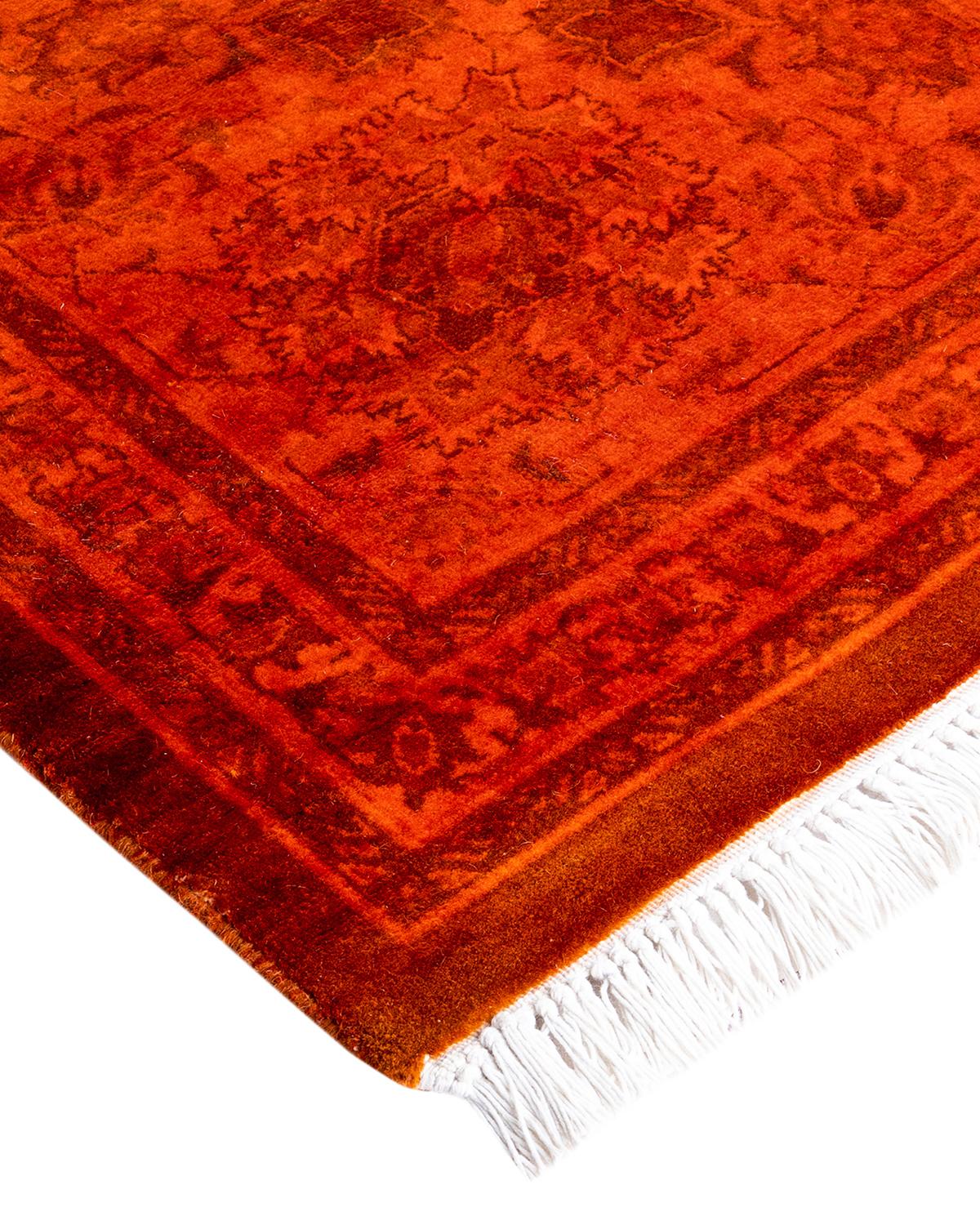 Las alfombras Vibrance son la personificación de lo clásico con un toque especial: motivos tradicionales teñidos de colores brillantes. Cada alfombra anudada a mano se lava con un tinte botánico 100% natural que revela matices ocultos en los