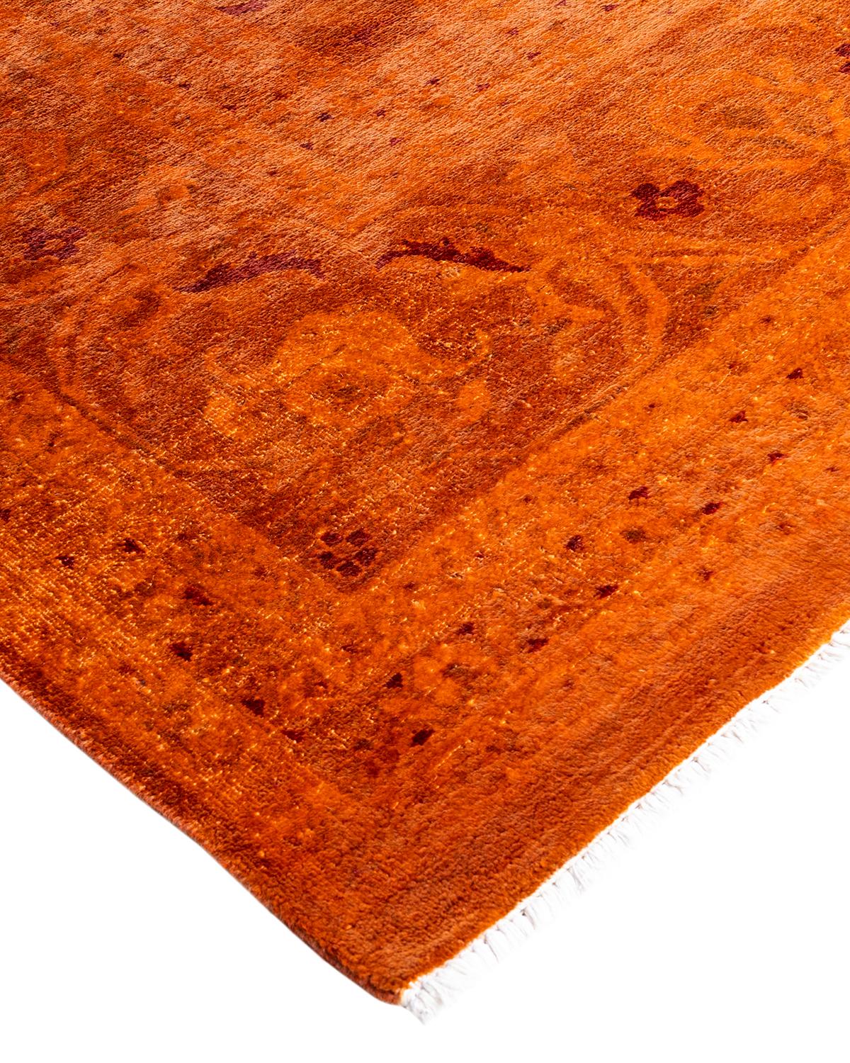 Les tapis Vibrance incarnent le classique avec une touche d'originalité : des motifs traditionnels surteints dans des couleurs éclatantes. Chaque tapis noué à la main est lavé dans une teinture botanique 100 % naturelle qui révèle les nuances