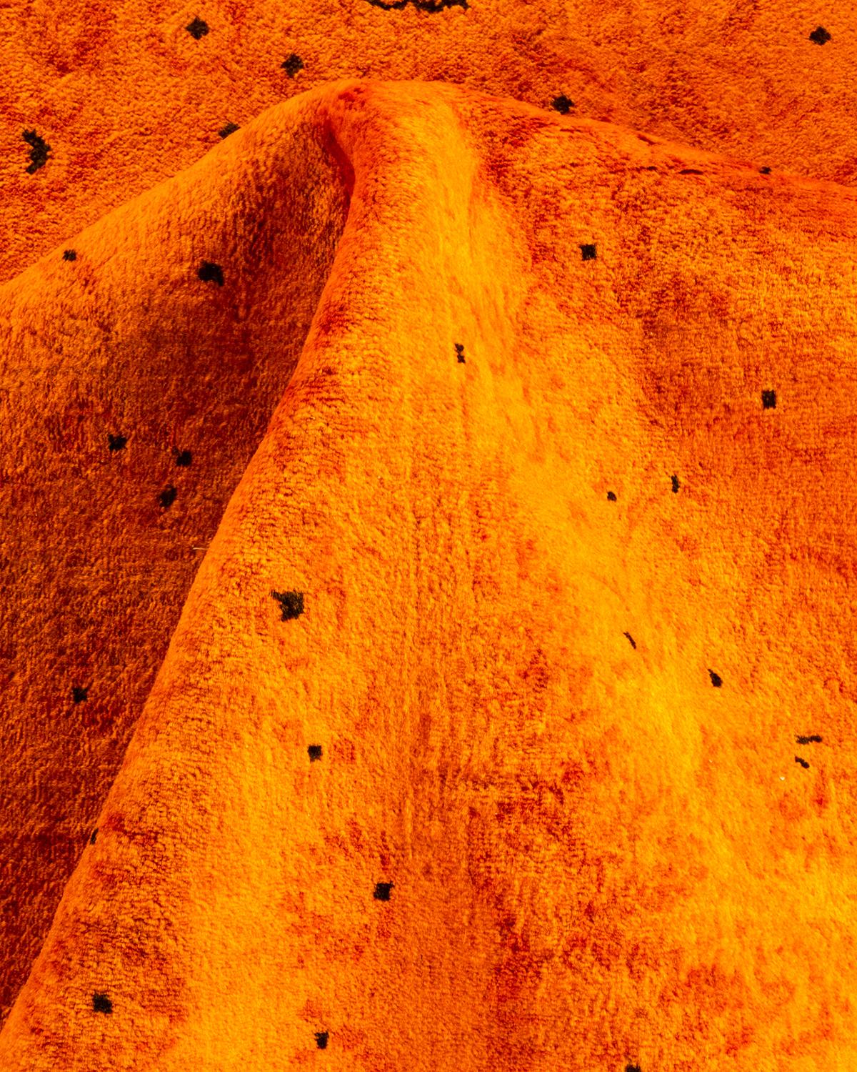 Tappeto contemporaneo in lana sovratinta annodata a mano di colore arancione in vendita 1
