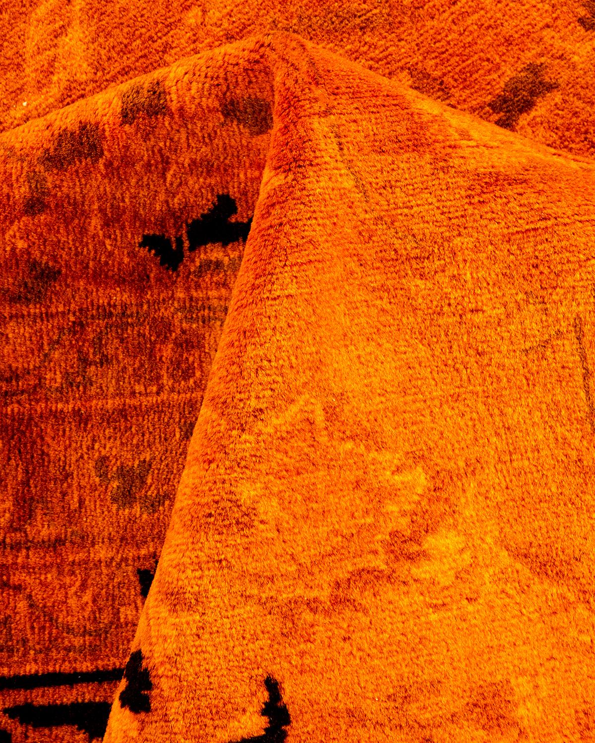 Tappeto contemporaneo in lana sovratinta annodata a mano di colore arancione in vendita 1