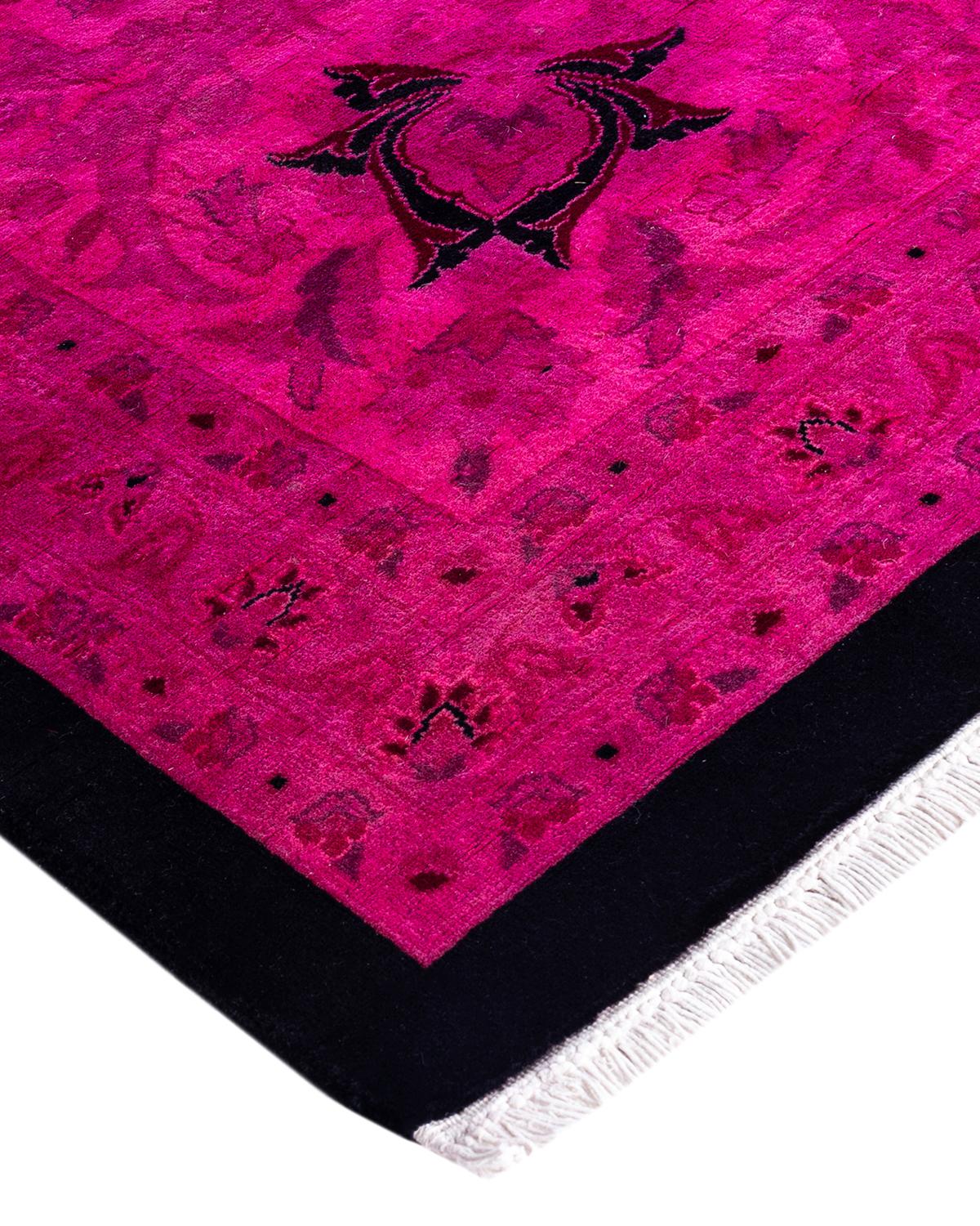I tappeti Vibrance rappresentano il classico con un tocco di classe: motivi tradizionali sovratinti con colori brillanti. Ogni tappeto annodato a mano viene lavato con una tintura botanica 100% naturale che rivela le sfumature nascoste degli am