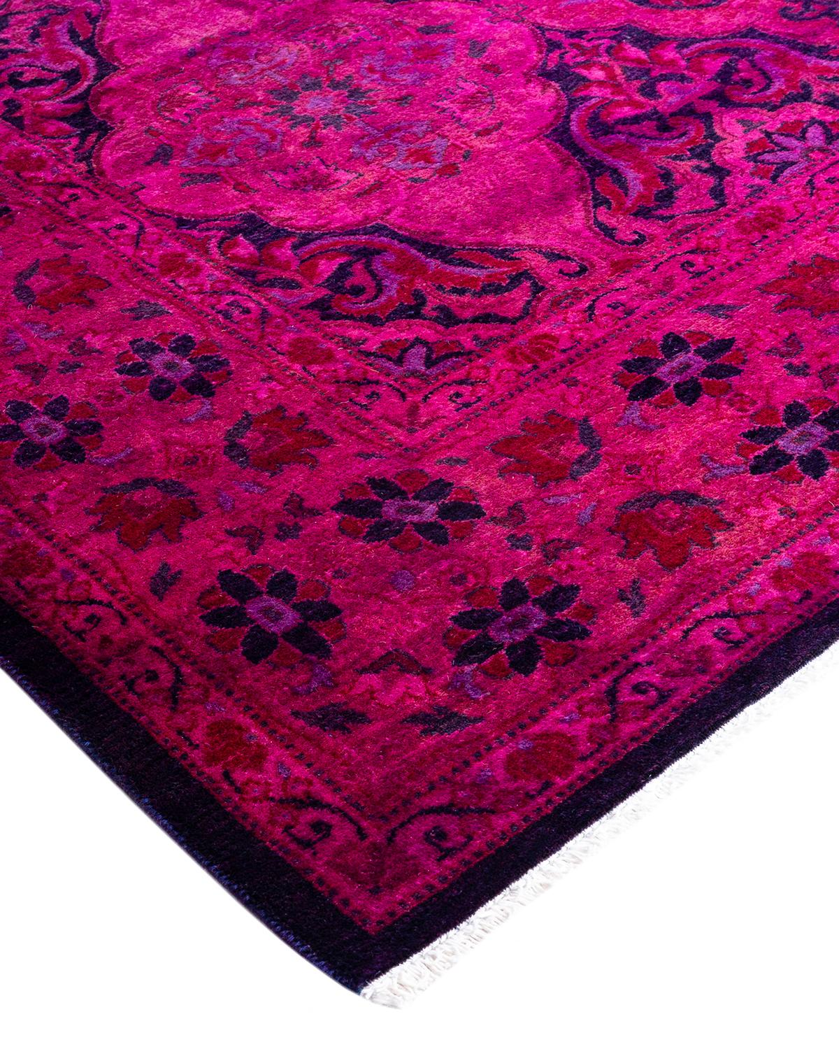 Las alfombras Vibrance son la personificación de lo clásico con un toque especial: motivos tradicionales teñidos de colores brillantes. Cada alfombra anudada a mano se lava con un tinte botánico 100% natural que revela matices ocultos en los