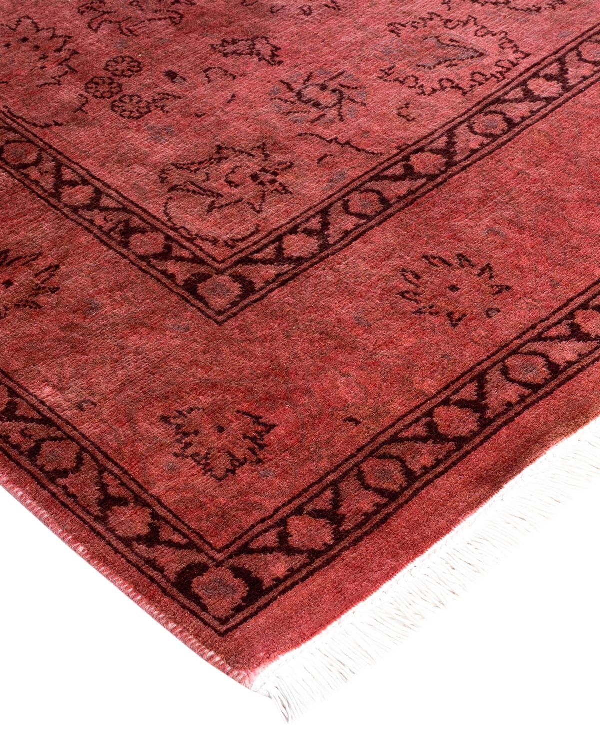 Les tapis Vibrance incarnent le classique avec une touche d'originalité : des motifs traditionnels surteints dans des couleurs éclatantes. Chaque tapis noué à la main est lavé dans une teinture botanique 100 % naturelle qui révèle les nuances