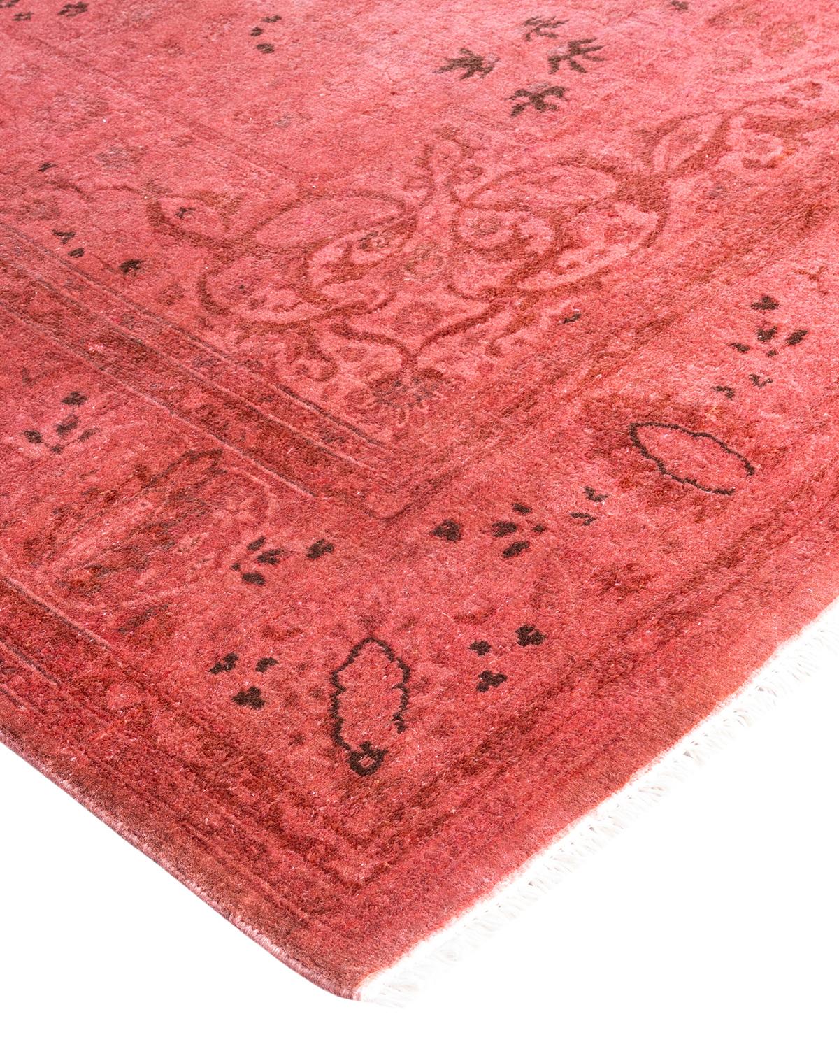 Las alfombras Vibrance son la personificación de lo clásico con un toque especial: motivos tradicionales teñidos de colores brillantes. Cada alfombra anudada a mano se lava con un tinte botánico 100% natural que revela matices ocultos en los