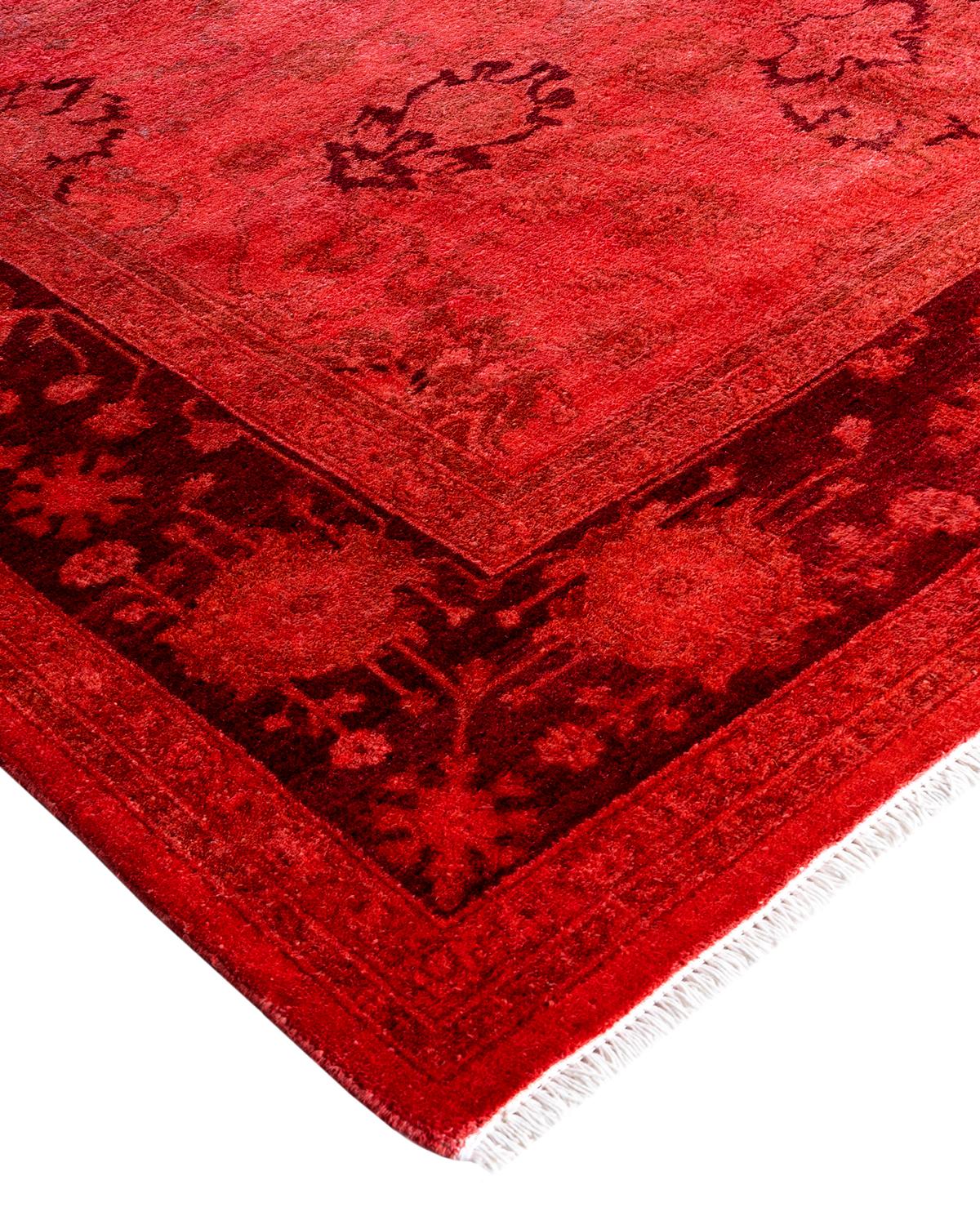 Les tapis Vibrance incarnent le classique avec une touche d'originalité : des motifs traditionnels surteints dans des couleurs éclatantes. Chaque tapis noué à la main est lavé dans une teinture botanique 100 % naturelle qui révèle les nuances