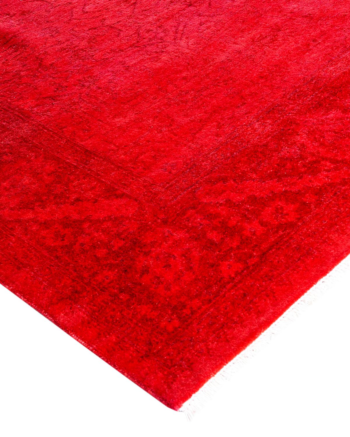 Las alfombras Vibrance son la personificación de lo clásico con un toque especial: motivos tradicionales teñidos de colores brillantes. Cada alfombra anudada a mano se lava con un tinte botánico 100% natural que revela matices ocultos en los