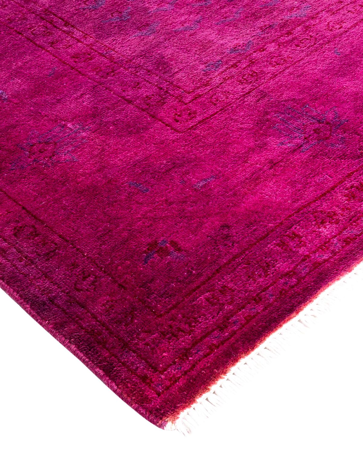 Vibrance-Teppiche sind der Inbegriff von Klassik mit Pfiff: traditionelle Muster in leuchtenden Farben gefärbt. Jeder handgeknüpfte Teppich wird mit einem 100 % natürlichen botanischen Farbstoff gewaschen, der verborgene Nuancen in den Mustern