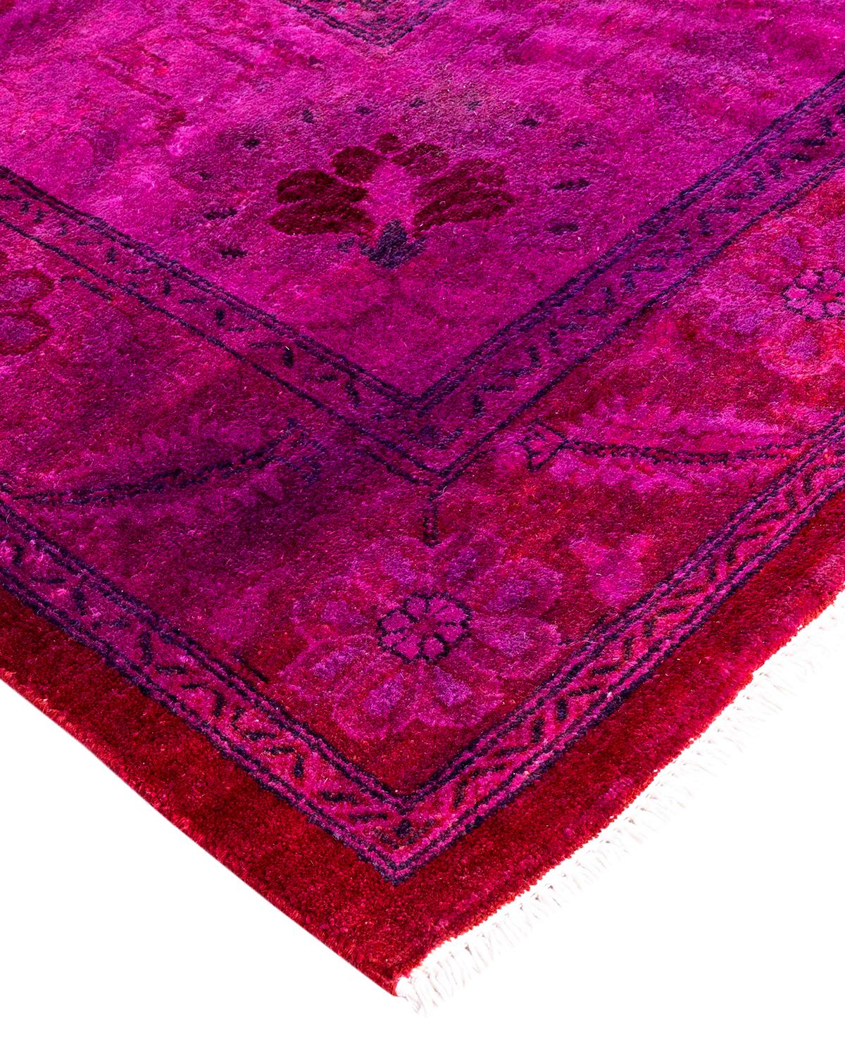 Les tapis Vibrance incarnent le classique avec une touche d'originalité : des motifs traditionnels surteints dans des couleurs éclatantes. Chaque tapis noué à la main est lavé dans une teinture botanique 100 % naturelle qui révèle les nuances