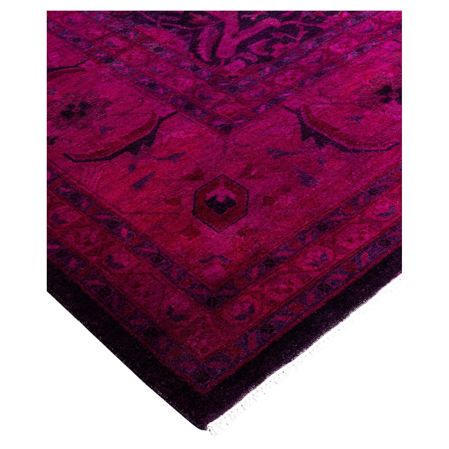Les tapis Vibrance incarnent le classique avec une touche d'originalité : des motifs traditionnels surteints dans des couleurs éclatantes. Chaque tapis noué à la main est lavé dans une teinture botanique 100 % naturelle qui révèle les nuances
