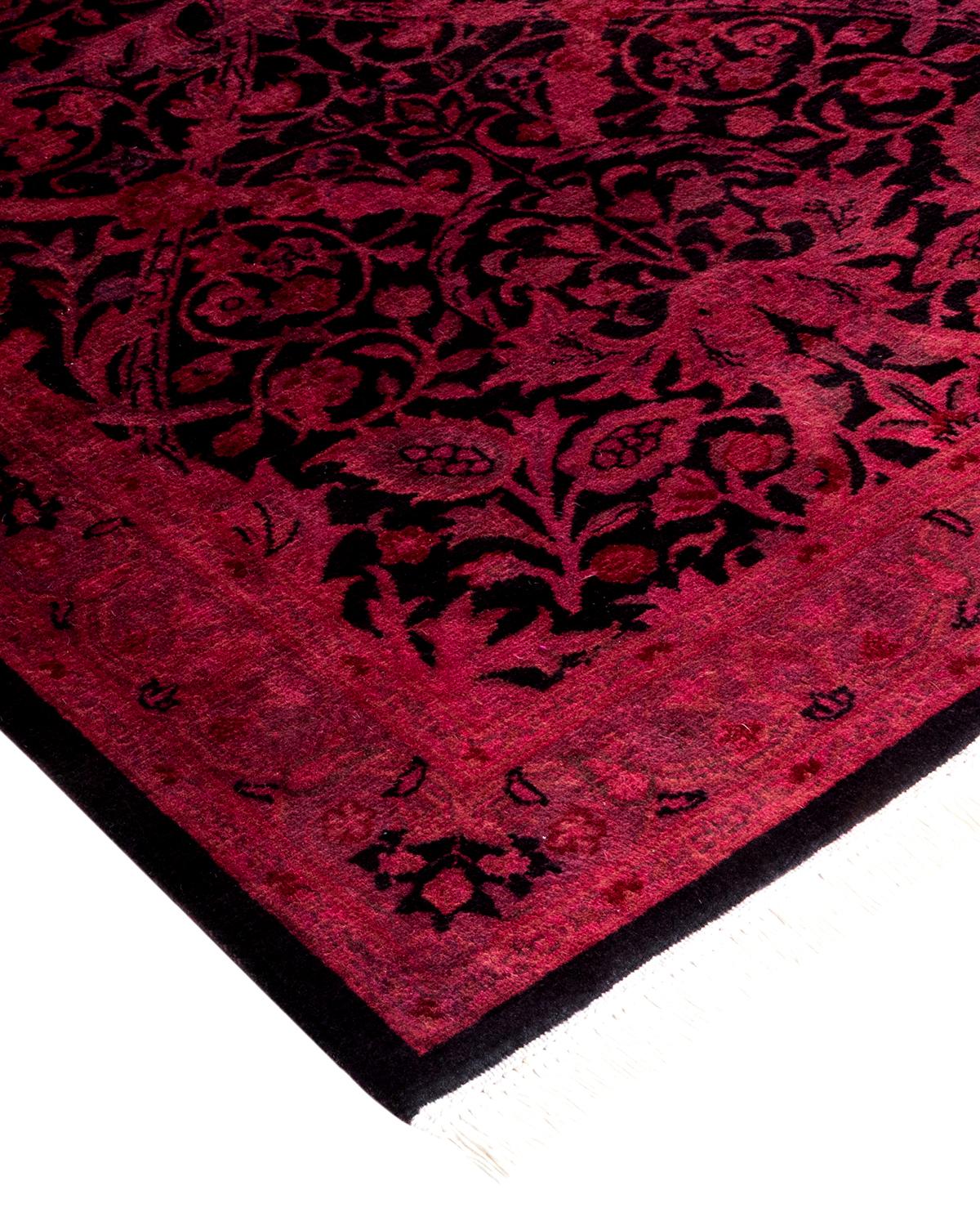 Les tapis Vibrance incarnent le classique avec une touche d'originalité : des motifs traditionnels surteints dans des couleurs éclatantes. Chaque tapis noué à la main est lavé dans une teinture botanique 100 % naturelle qui révèle les nuances