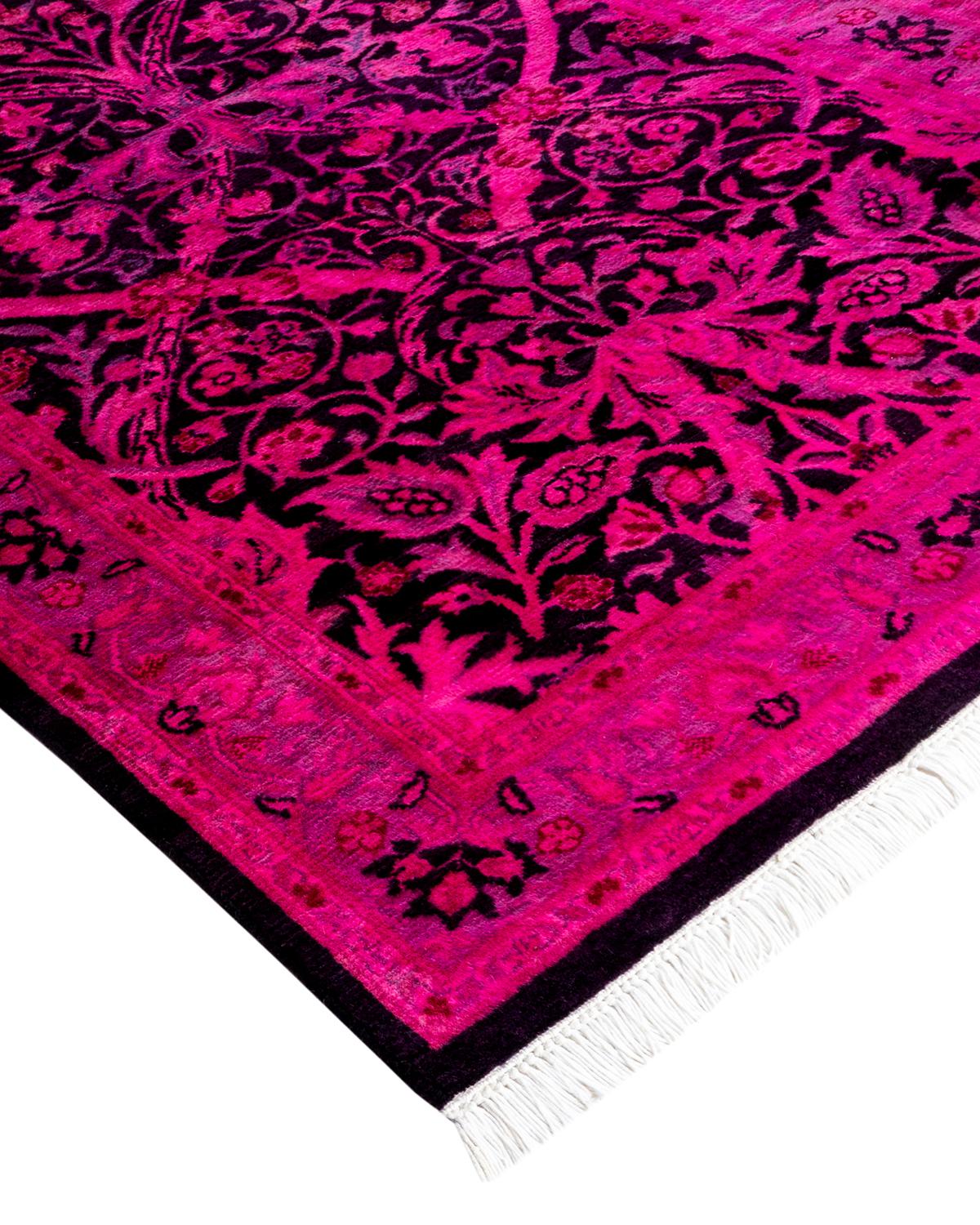 Les tapis Vibrance incarnent le classique avec une touche d'originalité : des motifs traditionnels surteints dans des couleurs éclatantes. Chaque tapis noué à la main est lavé dans une teinture botanique 100 % naturelle qui révèle les nuances