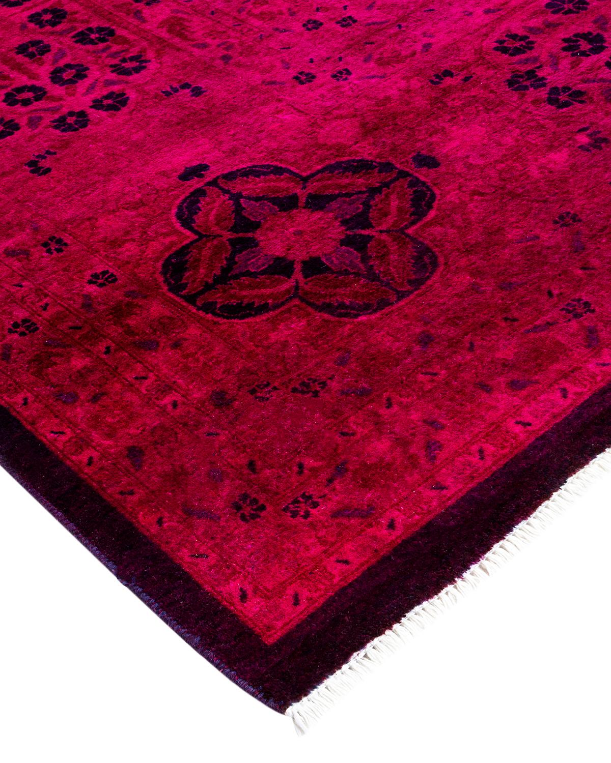 Las alfombras Vibrance son la personificación de lo clásico con un toque especial: motivos tradicionales teñidos de colores brillantes. Cada alfombra anudada a mano se lava con un tinte botánico 100% natural que revela matices ocultos en los