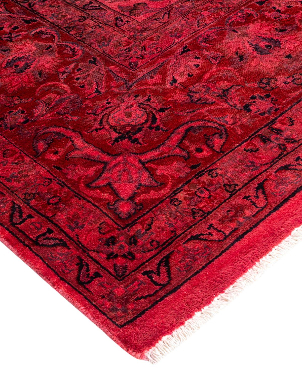 Les tapis Vibrance incarnent le classique avec une touche d'originalité : des motifs traditionnels surteints dans des couleurs éclatantes. Chaque tapis noué à la main est lavé dans une teinture botanique 100 % naturelle qui révèle les nuances