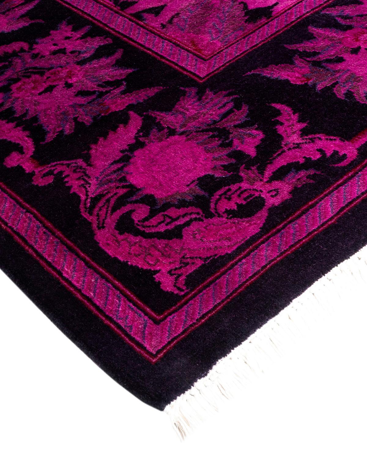 Les tapis Vibrance incarnent le classique avec une touche d'originalité : des motifs traditionnels surteints dans des couleurs éclatantes. Chaque tapis noué à la main est lavé dans une teinture botanique 100 % naturelle qui révèle les nuances