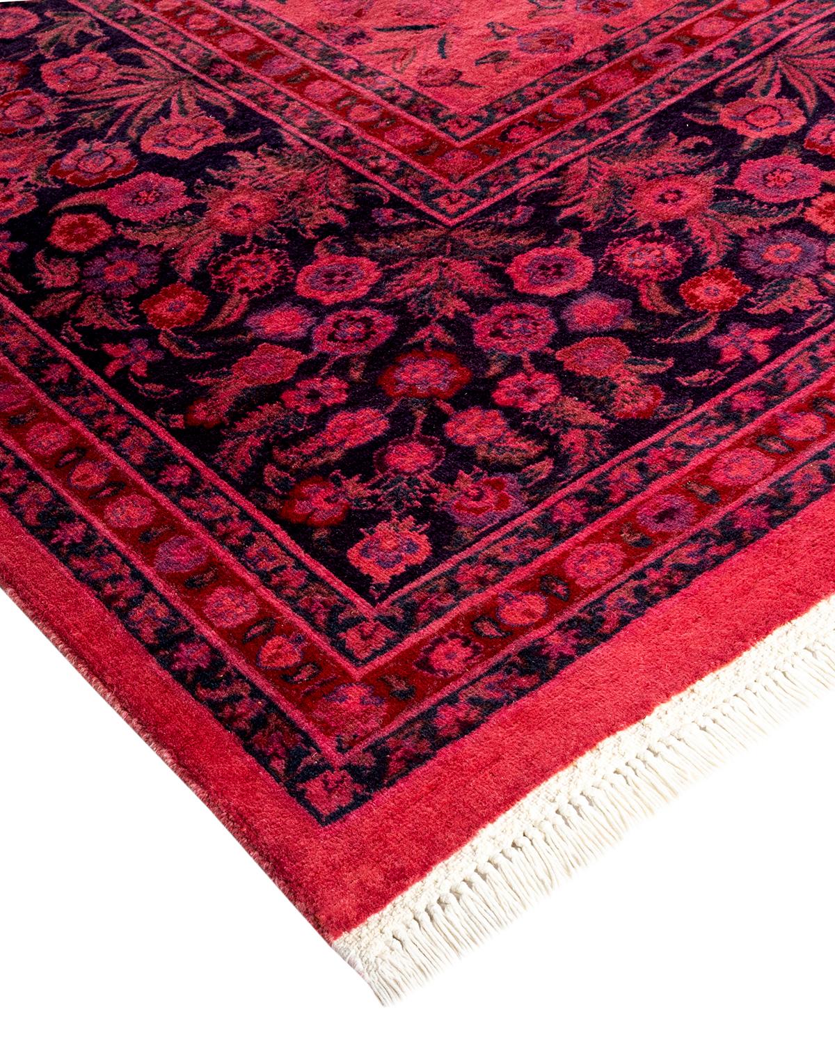 Las alfombras Vibrance son la personificación de lo clásico con un toque especial: motivos tradicionales teñidos de colores brillantes. Cada alfombra anudada a mano se lava con un tinte botánico 100% natural que revela matices ocultos en los