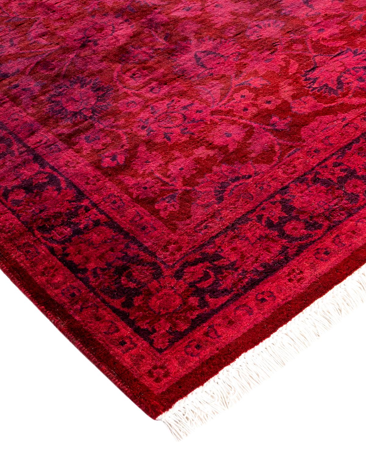 Les tapis Vibrance incarnent le classique avec une touche d'originalité : des motifs traditionnels surteints dans des couleurs éclatantes. Chaque tapis noué à la main est lavé dans une teinture botanique 100 % naturelle qui révèle les nuances