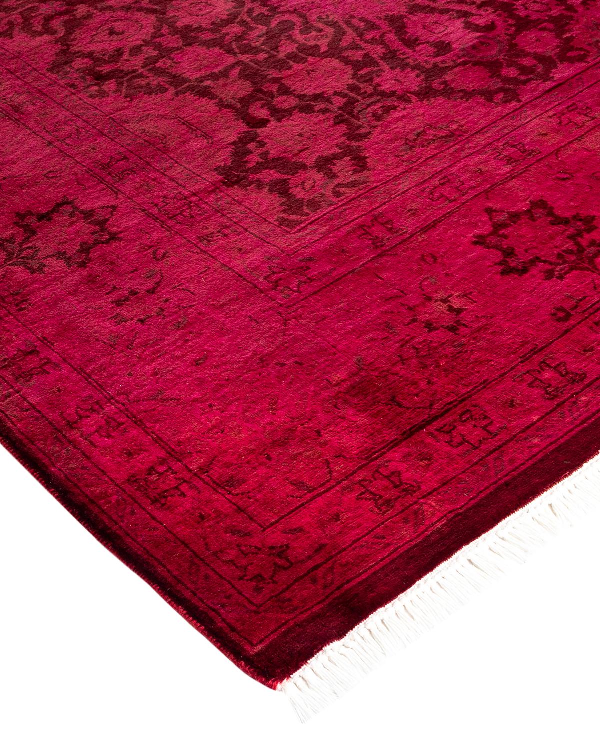 Les tapis Vibrance incarnent le classique avec une touche d'originalité : des motifs traditionnels surteints dans des couleurs éclatantes. Chaque tapis noué à la main est lavé dans une teinture botanique 100 % naturelle qui révèle les nuances
