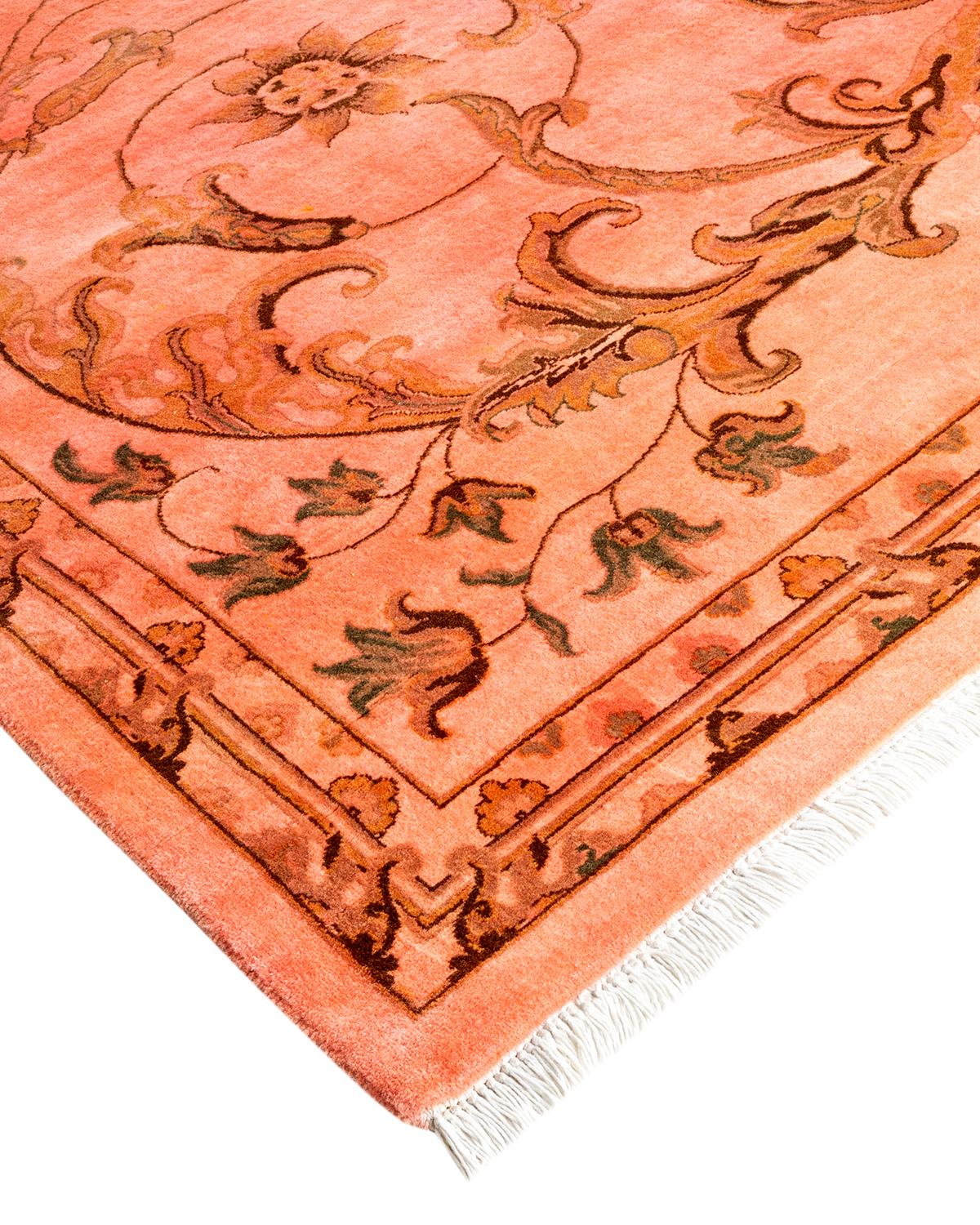 Les tapis Vibrance incarnent le classique avec une touche d'originalité : des motifs traditionnels surteints dans des couleurs éclatantes. Chaque tapis noué à la main est lavé dans une teinture botanique 100 % naturelle qui révèle les nuances