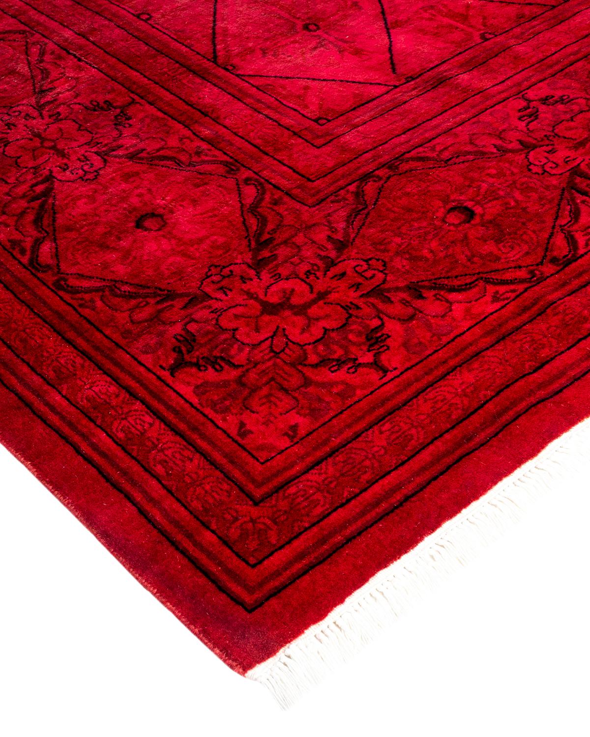 Les tapis Vibrance incarnent le classique avec une touche d'originalité : des motifs traditionnels surteints dans des couleurs éclatantes. Chaque tapis noué à la main est lavé dans une teinture botanique 100 % naturelle qui révèle les nuances