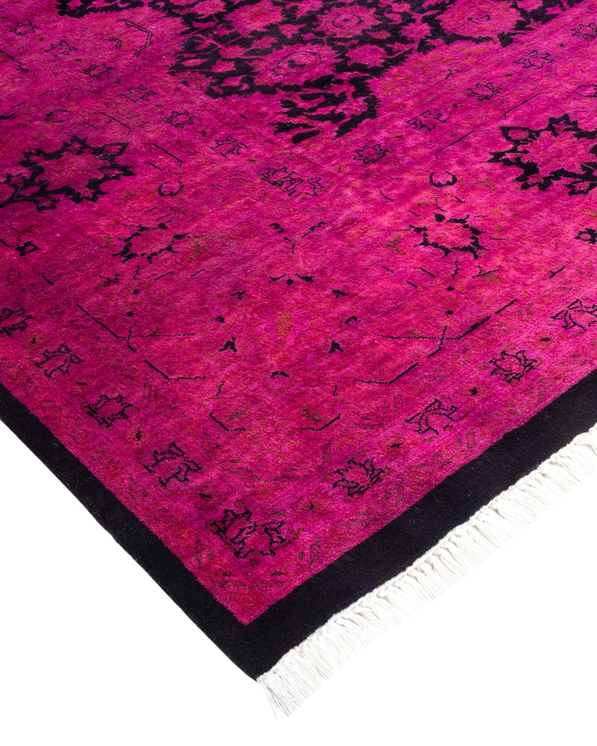 Les tapis Vibrance incarnent le classique avec une touche d'originalité : des motifs traditionnels surteints dans des couleurs éclatantes. Chaque tapis noué à la main est lavé dans une teinture botanique 100 % naturelle qui révèle les nuances