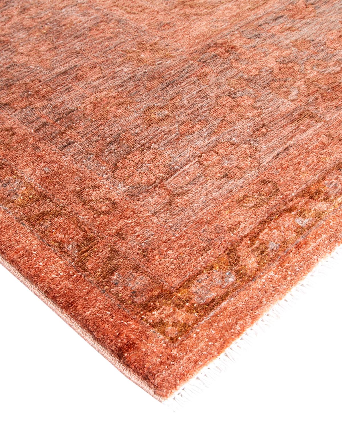 Les tapis Vibrance incarnent le classique avec une touche d'originalité : des motifs traditionnels surteints dans des couleurs éclatantes. Chaque tapis noué à la main est lavé dans une teinture botanique 100 % naturelle qui révèle les nuances