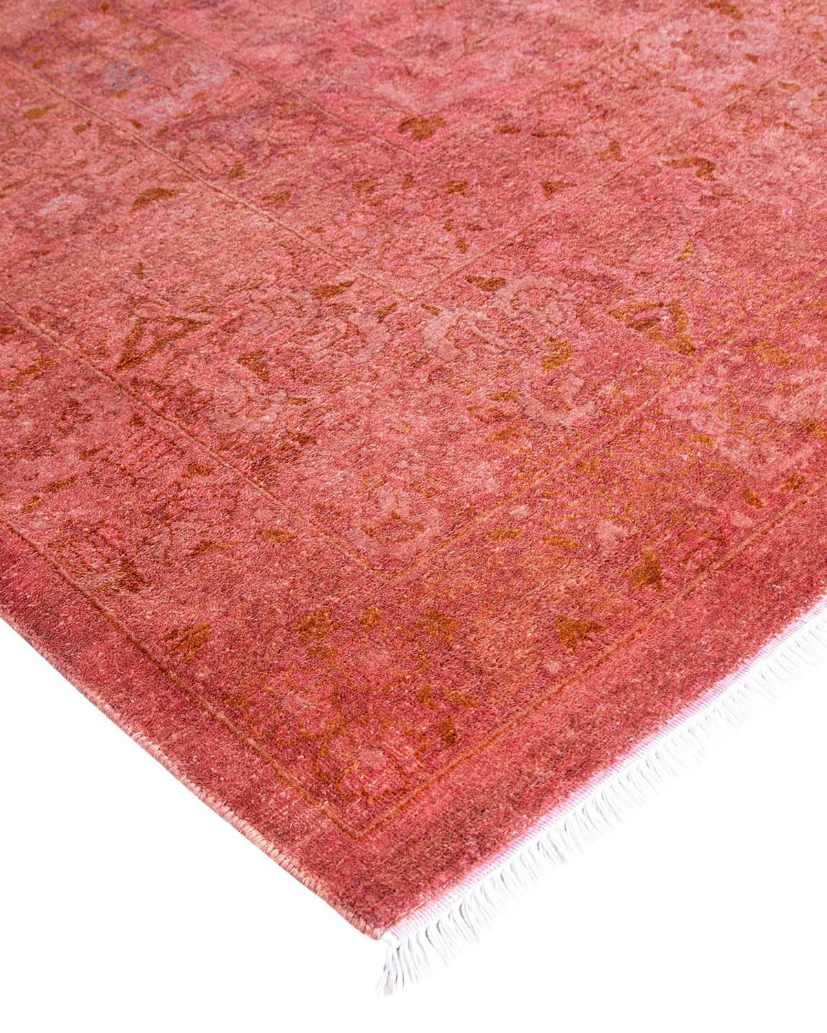Las alfombras Vibrance son la personificación de lo clásico con un toque especial: motivos tradicionales teñidos de colores brillantes. Cada alfombra anudada a mano se lava con un tinte botánico 100% natural que revela matices ocultos en los