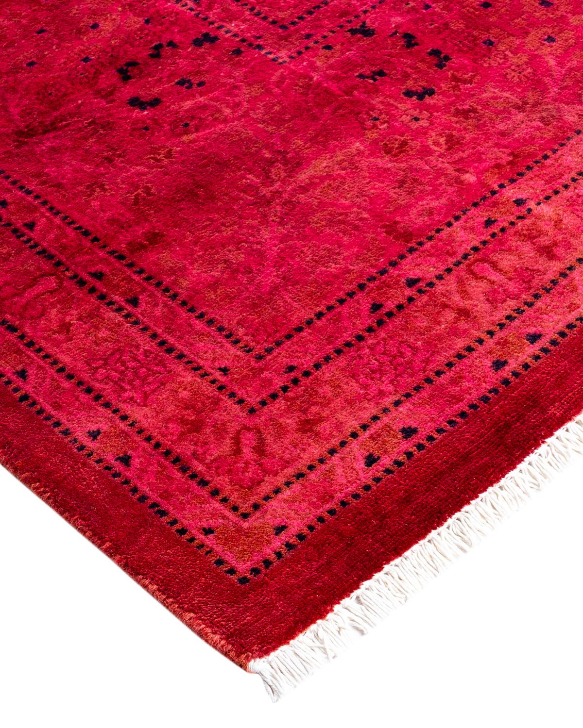 Les tapis Vibrance incarnent le classique avec une touche d'originalité : des motifs traditionnels surteints dans des couleurs éclatantes. Chaque tapis noué à la main est lavé dans une teinture botanique 100 % naturelle qui révèle les nuances