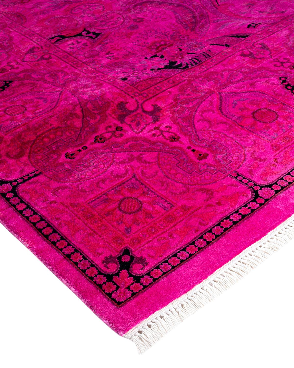 Les tapis Vibrance incarnent le classique avec une touche d'originalité : des motifs traditionnels surteints dans des couleurs éclatantes. Chaque tapis noué à la main est lavé dans une teinture botanique 100 % naturelle qui révèle les nuances